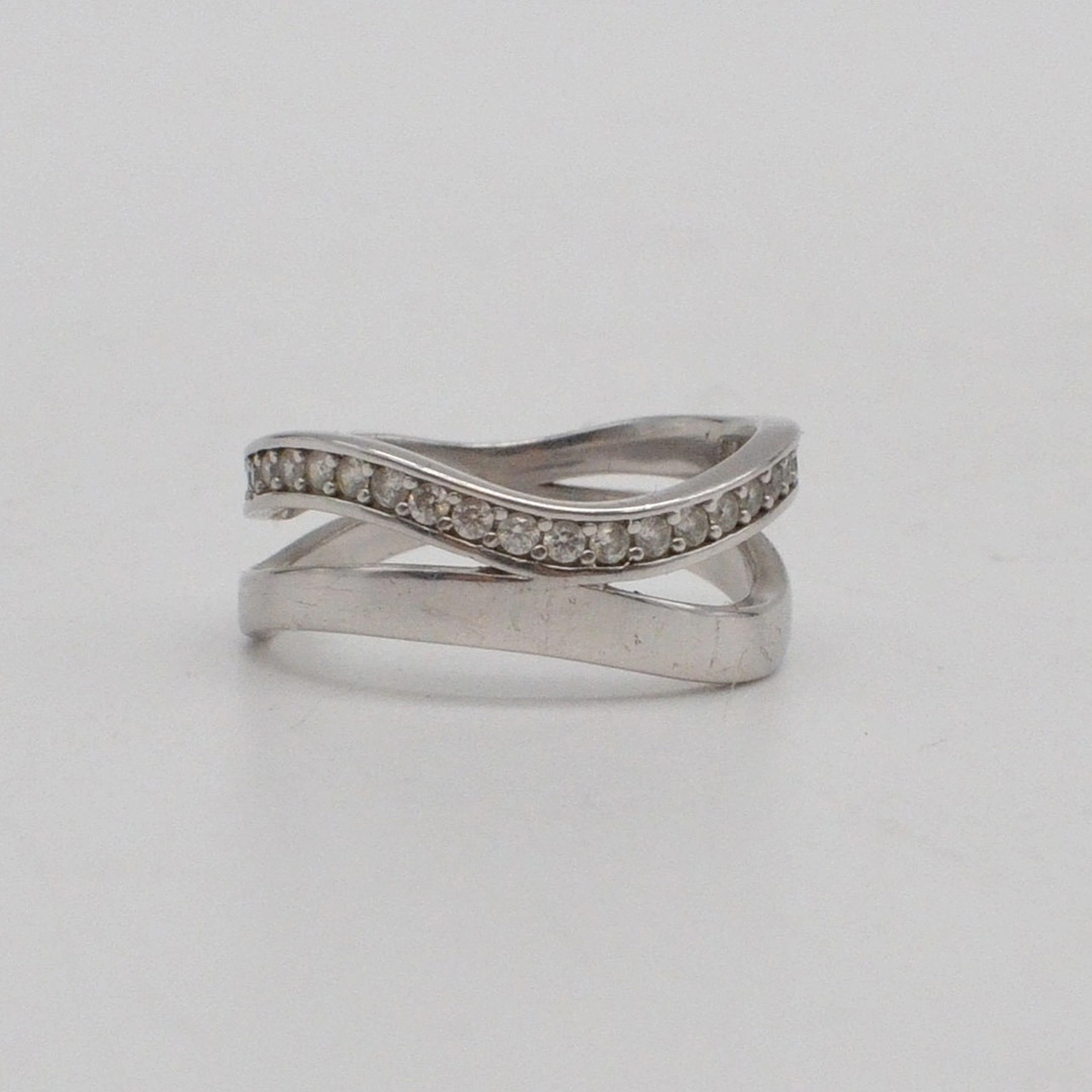 WELLENFÖRMIGER RING MIT ZIRKONIA, FASSUNG AUS RHODINIERTEM STERLINGSILBER