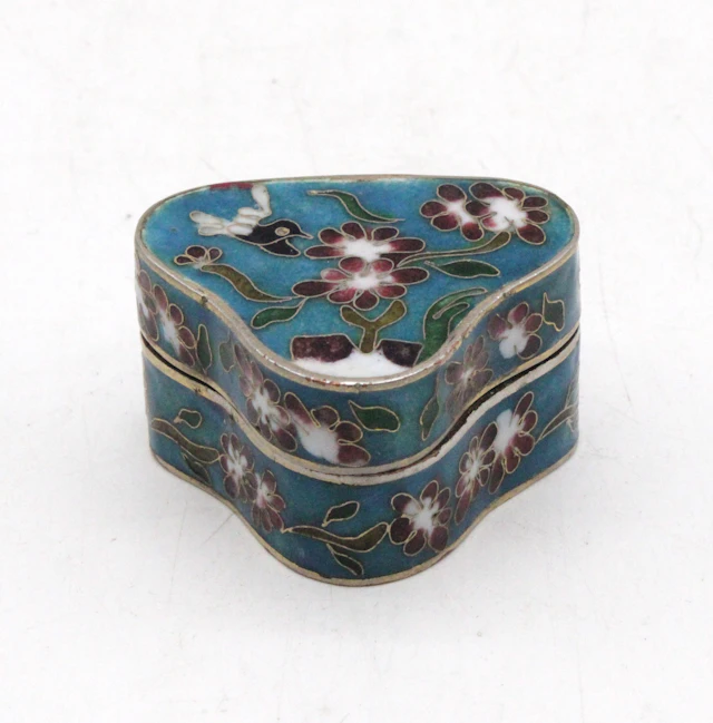 Kleine Cloisonné-Dose in freier Form mit Blumen- und Vogelmotiv, China