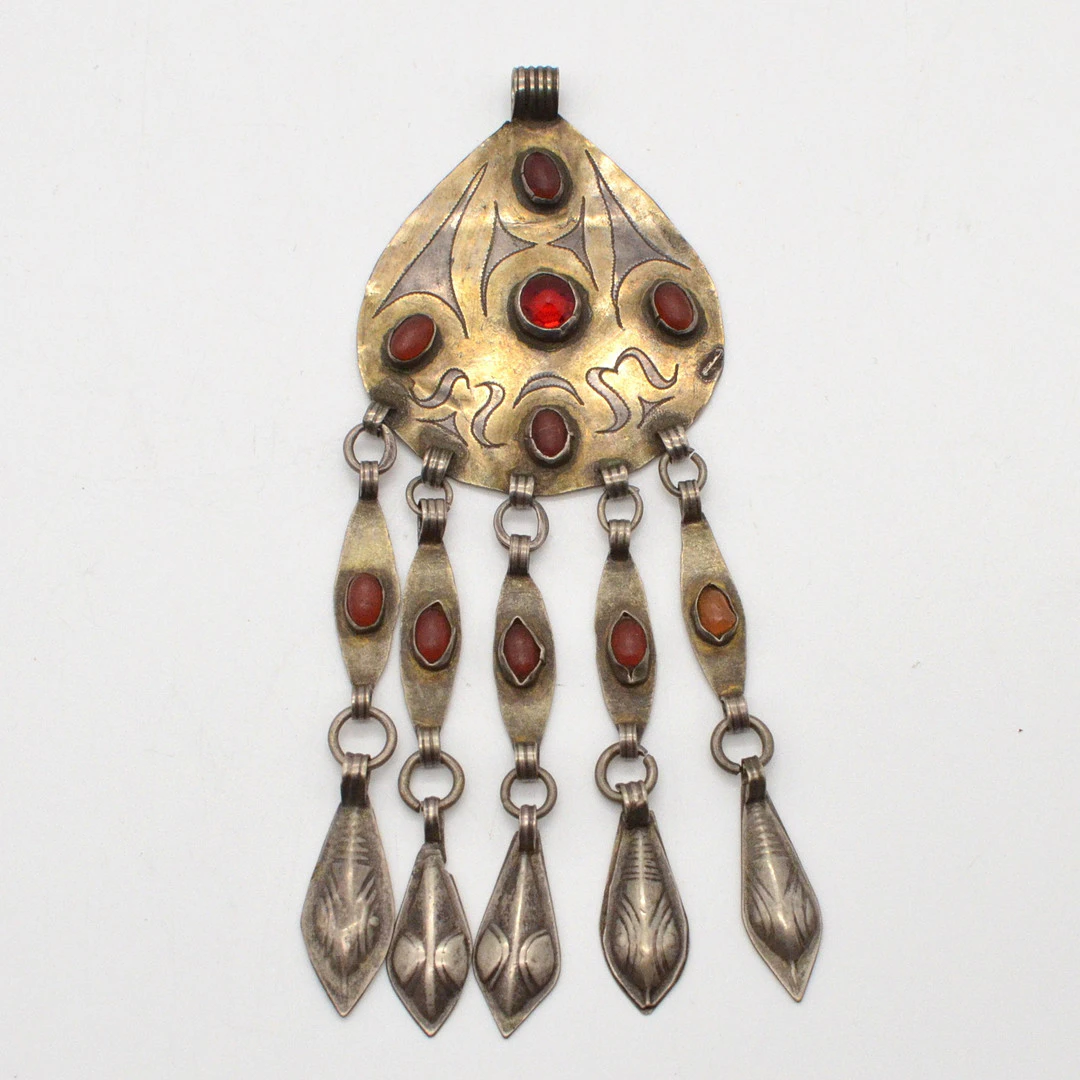 JEMENITISCHER GLIEDERANHÄNGER, NEUSILBER UND FARBSTEIN CABOCHONE