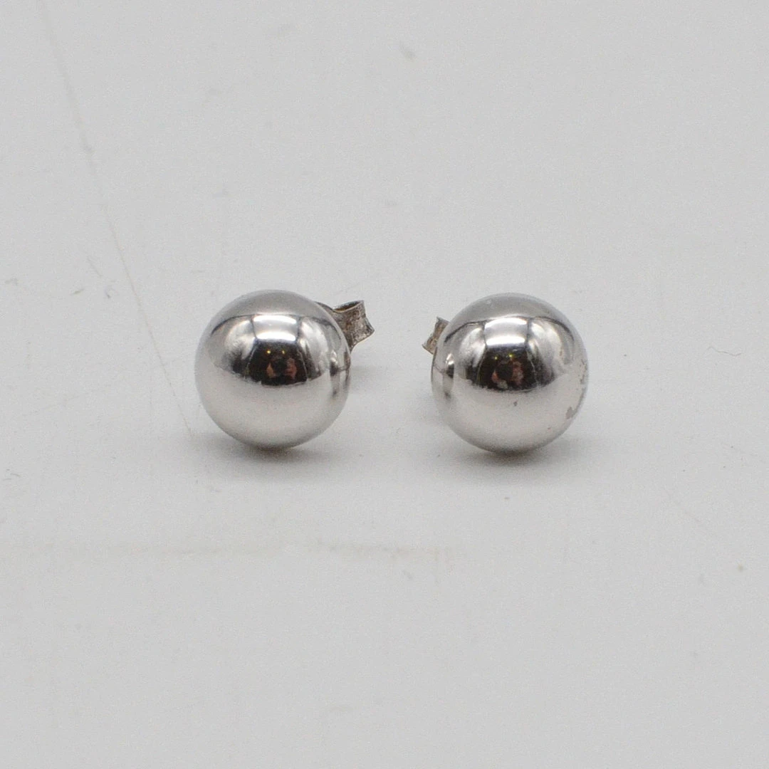 EIN PAAR KUGELSTECKER, RHODINIERTER STERLINGSILBER, VINTAGE OHRRINGE.