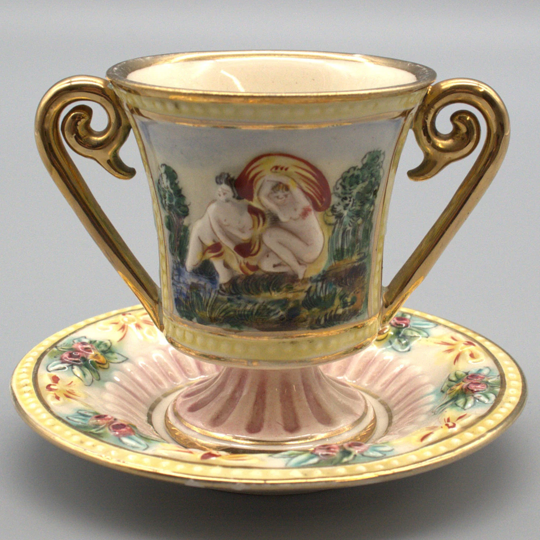 CAPODIMONTE. TASSE MIT RELIEFDEKOR SOWIE GOLDRAND, ITALIEN UM 1900.
