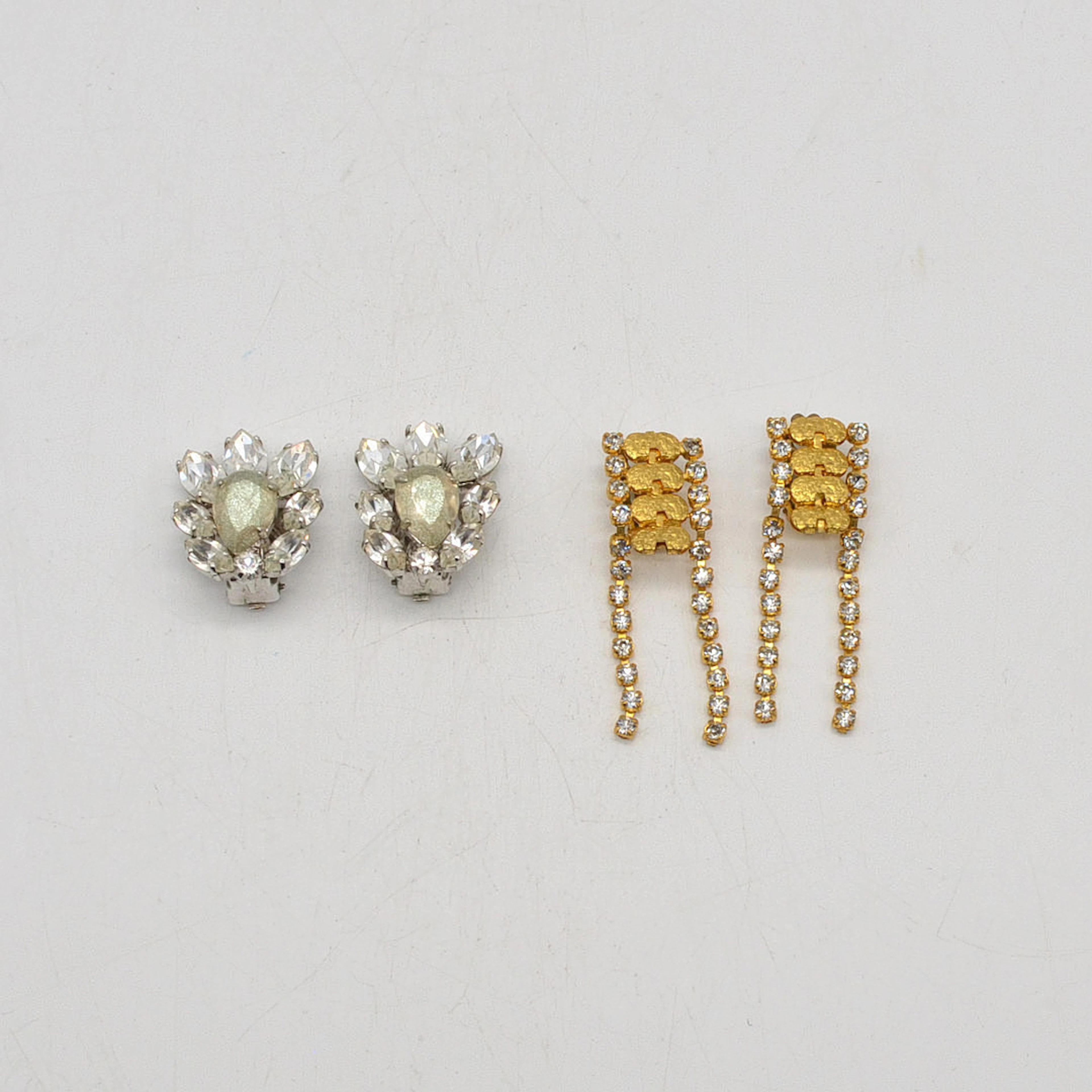 VINTAGE MODESCHMUCK KONVOLUT AUS ZWEI PAAR OHRCLIPS, VERSILBERT, VERGOLDET.
