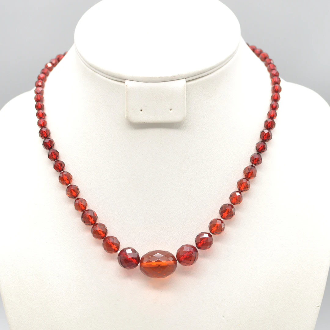ART DECO BAKELIT PERLENCOLLIER MIT EINEM ROTEN BERNSTEIN, FACETTIERT