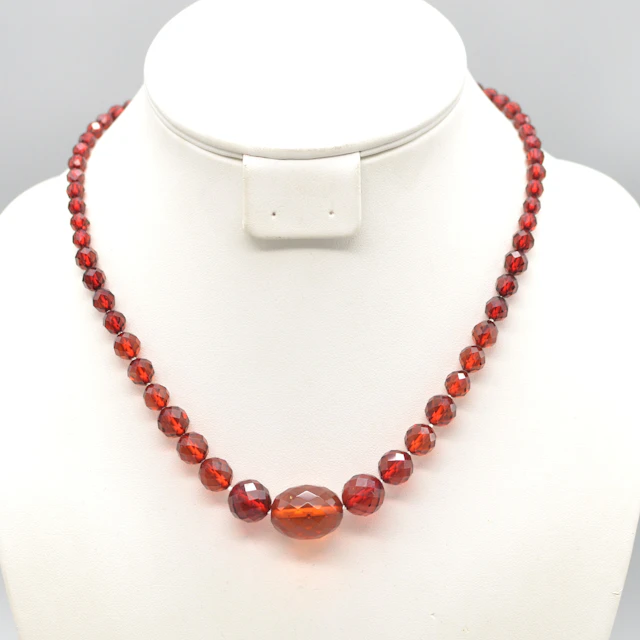 ART DECO BAKELIT PERLENCOLLIER MIT EINEM ROTEN BERNSTEIN, FACETTIERT
