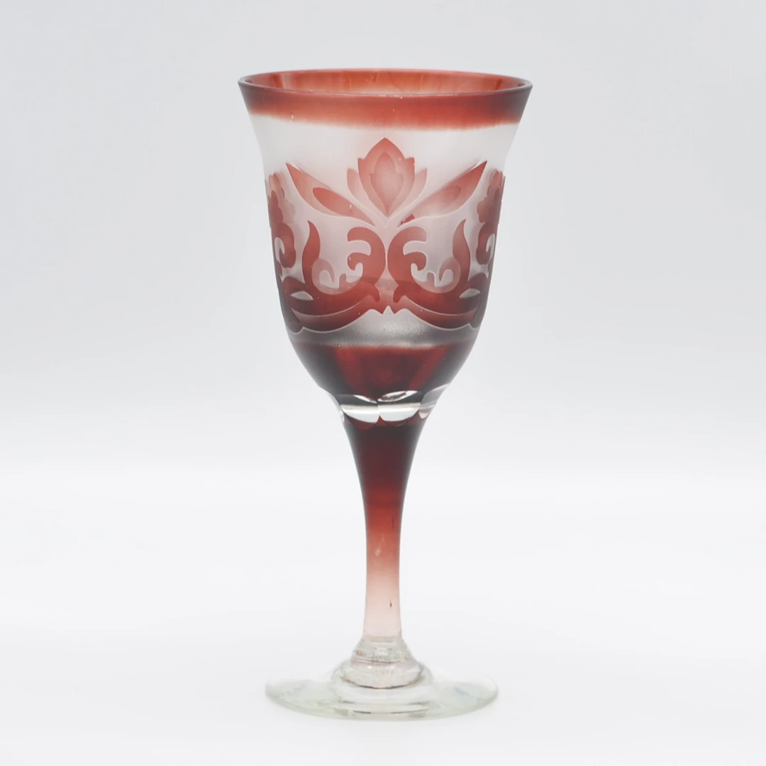BÖHMISCHES STIELGLAS, ÜBERFANGGLAS, RELIEFIERTER ORNAMENTDEKOR, HANDGESCHLIFFEN
