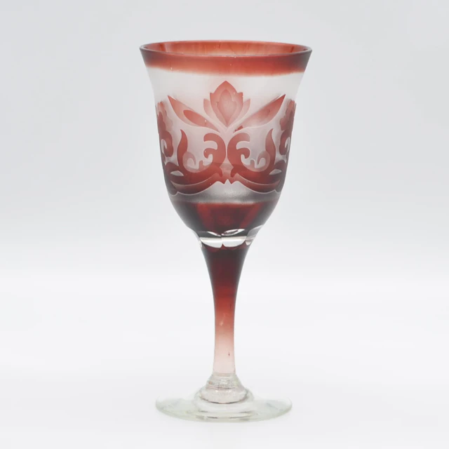 BÖHMISCHES STIELGLAS, ÜBERFANGGLAS, RELIEFIERTER ORNAMENTDEKOR, HANDGESCHLIFFEN