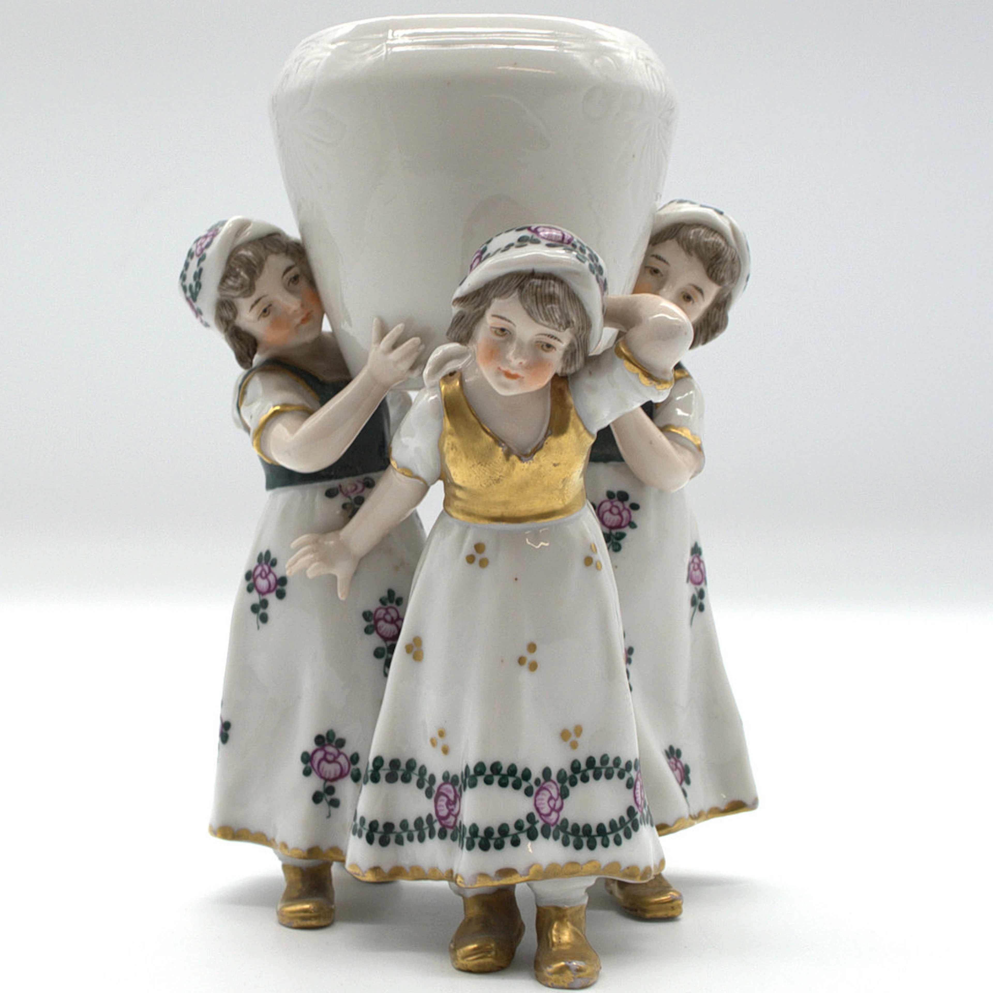 CAPODIMONTE. „NEAPEL“ FIGURENGRUPPE 3 MÄDCHEN TRAGEN VASE , MIT FLORALEN