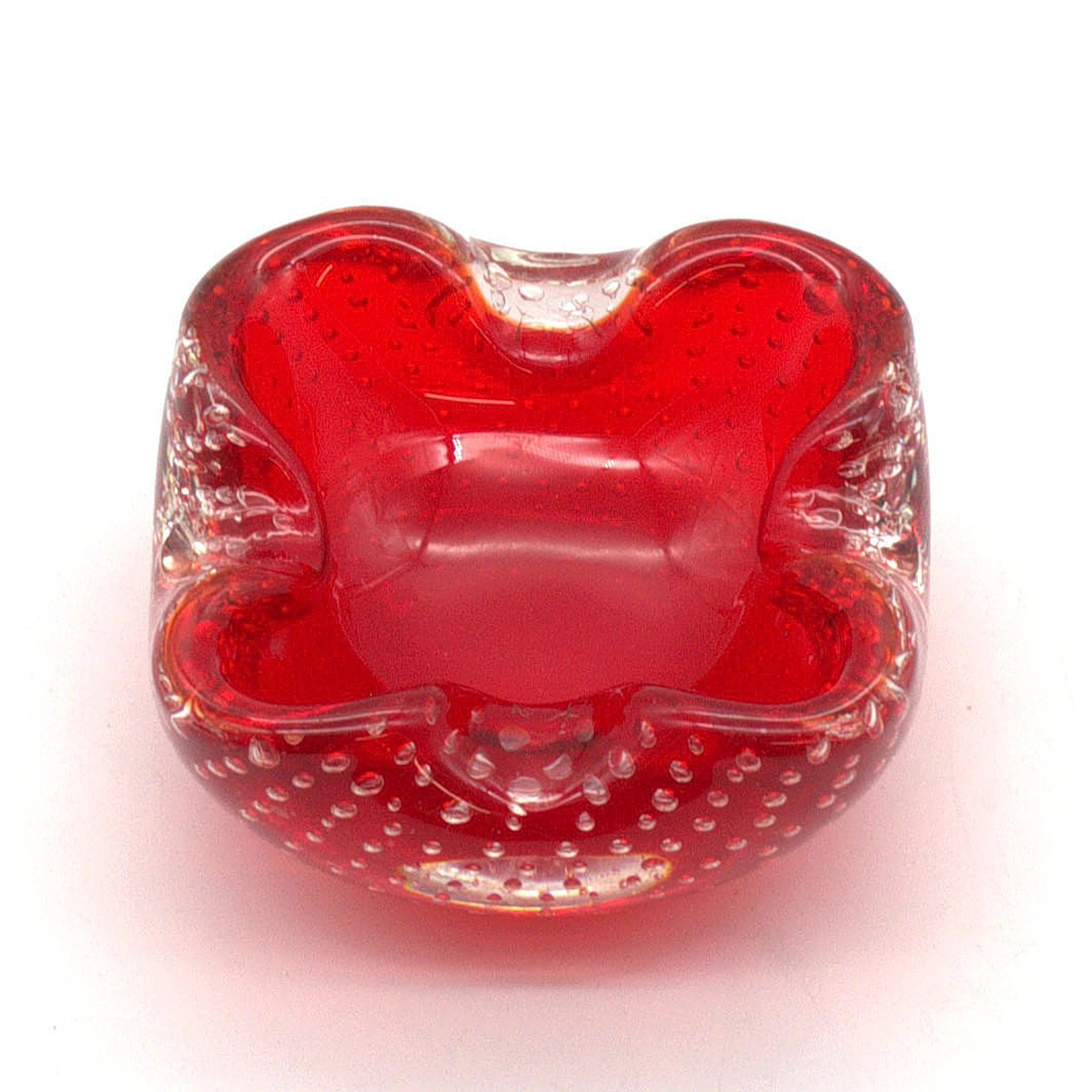 ARCHIMEDE SEGUSO. MURANO-GLASSCHALE, ROT-TRANSPARENT MIT LUFTEINSCHLÜSSEN.