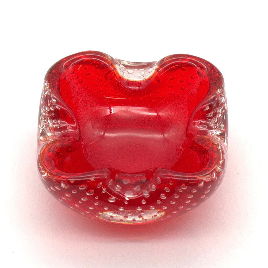 ARCHIMEDE SEGUSO. MURANO-GLASSCHALE, ROT-TRANSPARENT MIT LUFTEINSCHLÜSSEN.