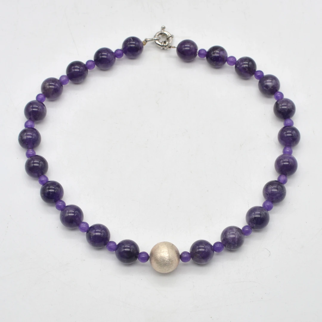 DESIGNERCOLLIER AUS AMETHYST, KLEINE UND GROSSE PERLEN, VERSILBERTE