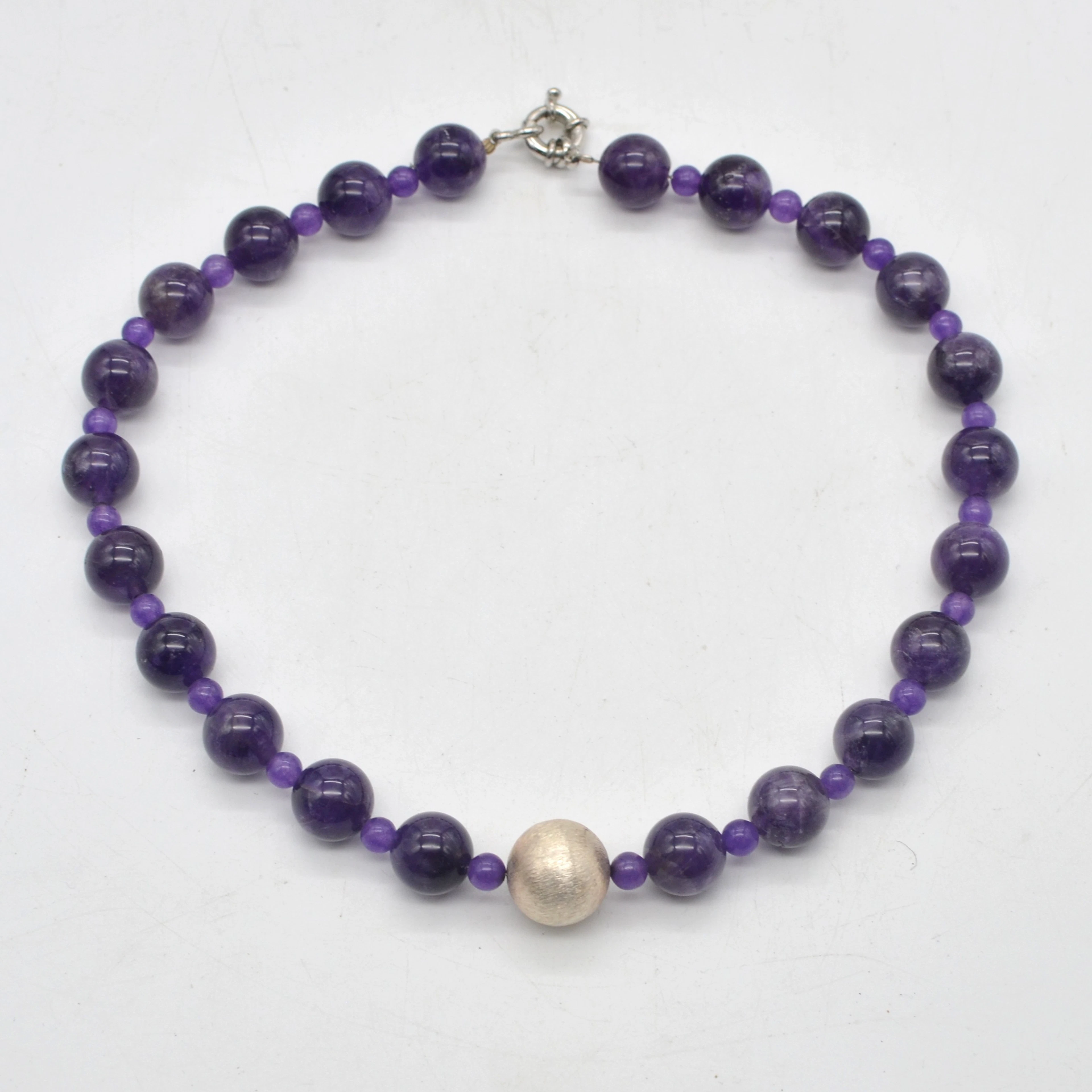 DESIGNERCOLLIER AUS AMETHYST, KLEINE UND GROSSE PERLEN, VERSILBERTE