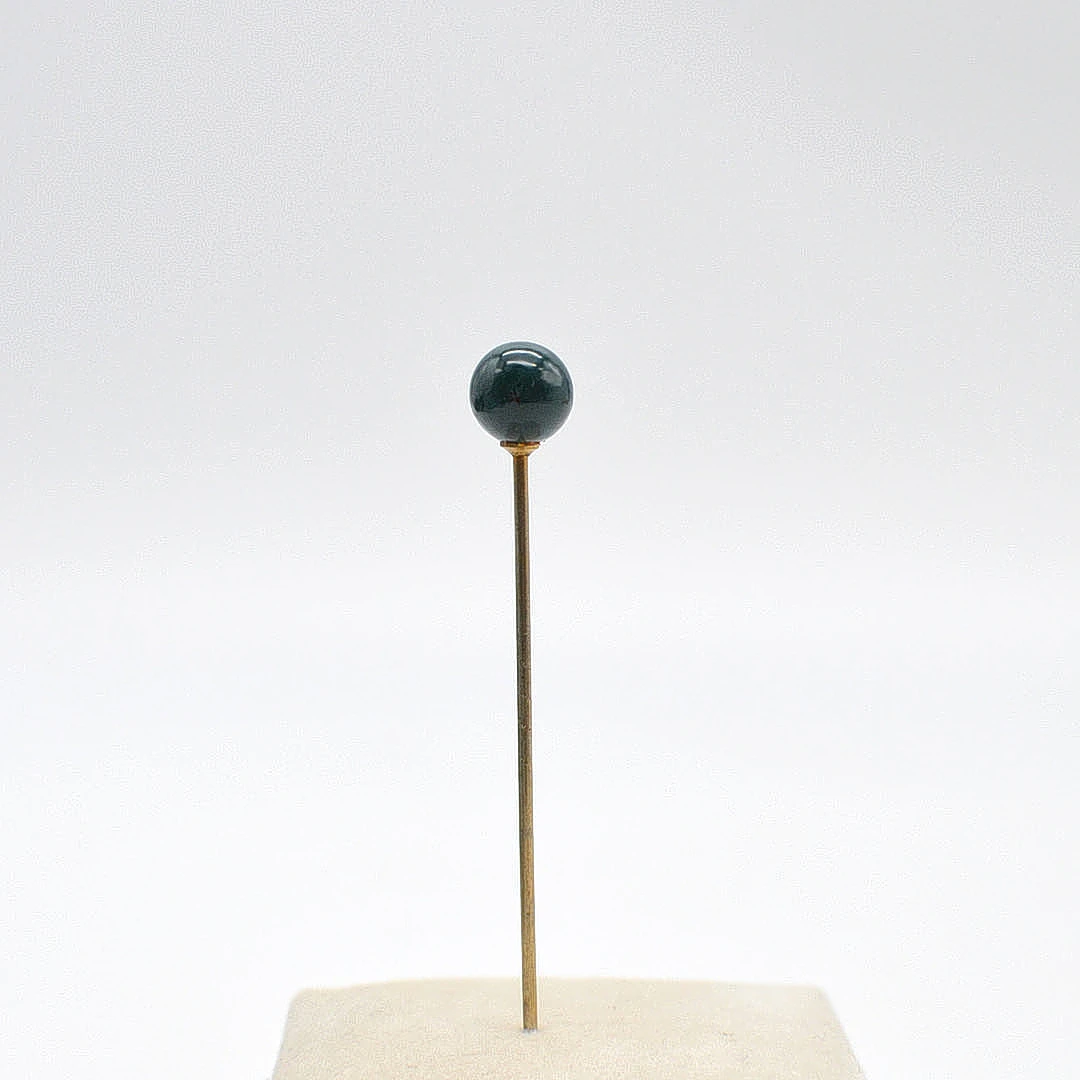 ANTIKE KRAWATTENNADEL MIT HELIOTROP PERLE, CA. 55MM.