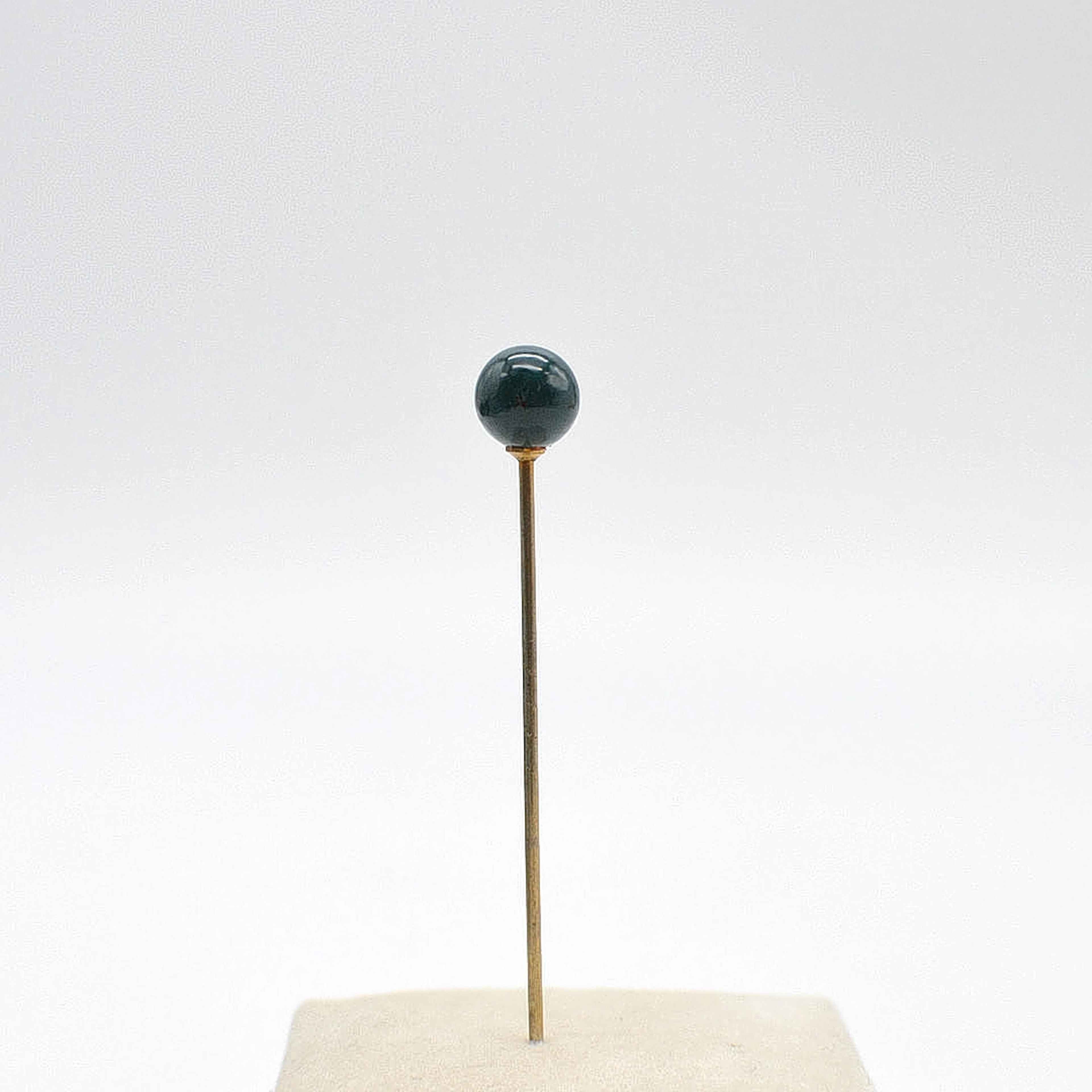 ANTIKE KRAWATTENNADEL MIT HELIOTROP PERLE, CA. 55MM.