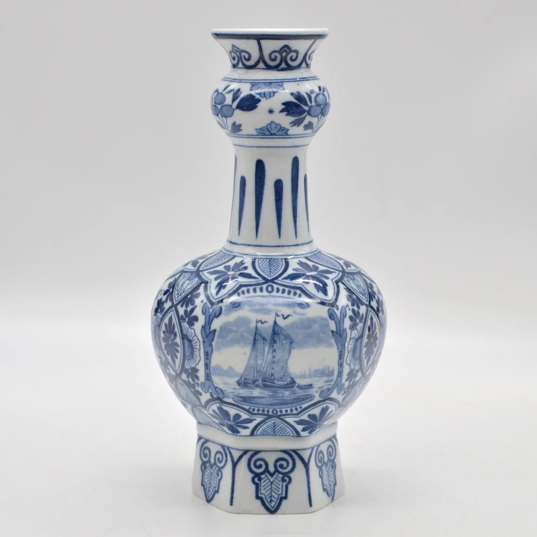 KERAMIKFABRIK MOSA (L. REGOUT), NACH DELFT, VASE MIT DREI SCHIFFLANDSCHAFTSMOTIV
