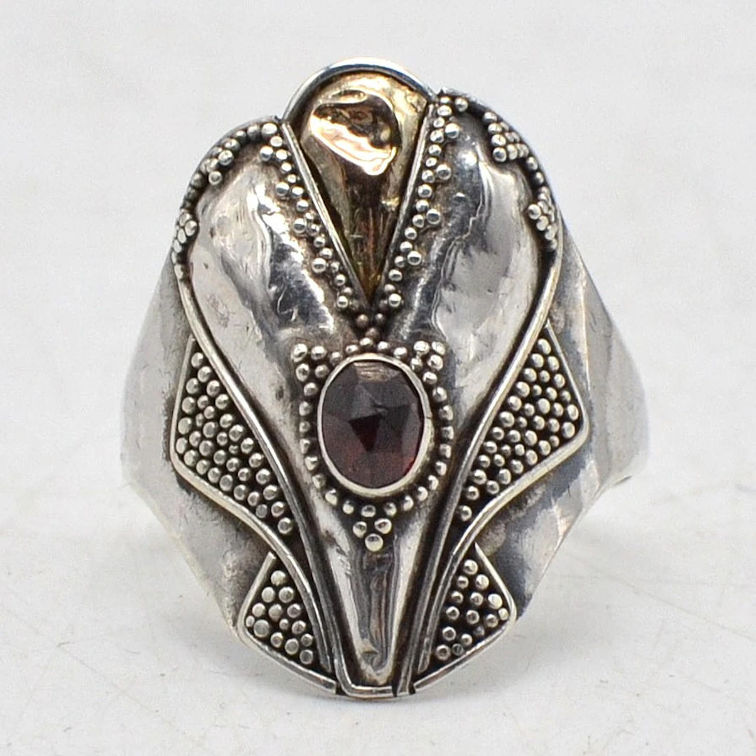 JUGENDSTIL RING, AUS STERLINGSILBER MIT EINEM GRANAT, MIT GOLDEINSATZ