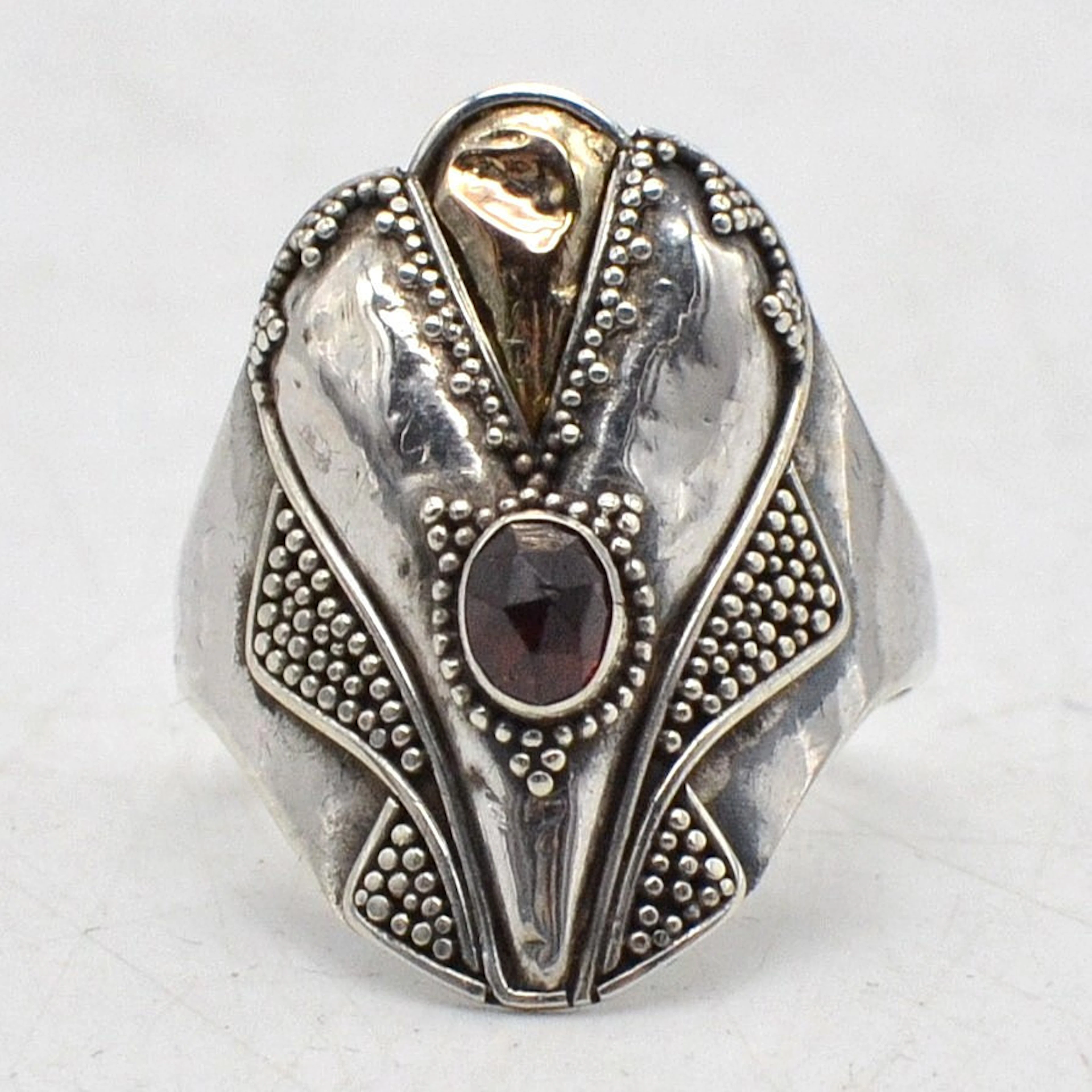 JUGENDSTIL RING, AUS STERLINGSILBER MIT EINEM GRANAT, MIT GOLDEINSATZ