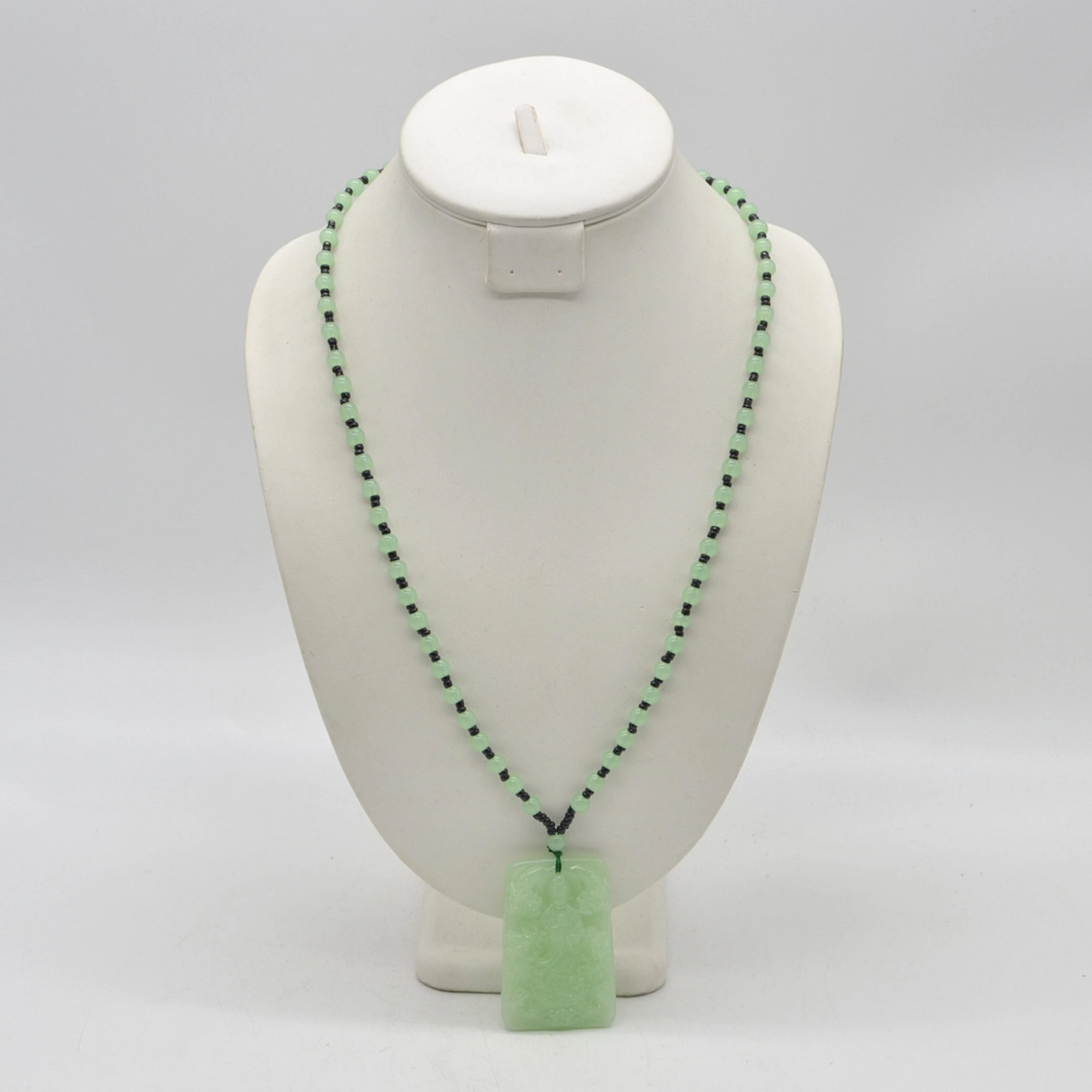 ASIATISCHES JADE-COLLIER, BUDDHA MIT VIER DRACHEN (GESCHNITZT), TRENNPERLEN