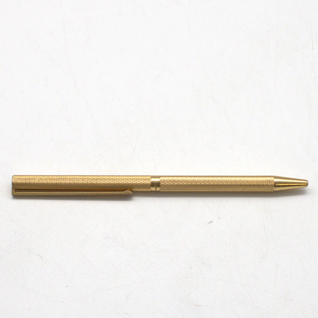 S.T. DUPONT. VERGOLDETEN S.T. DUPONT CLASSIQUE MIT GERSTENKORN-MUSTER.