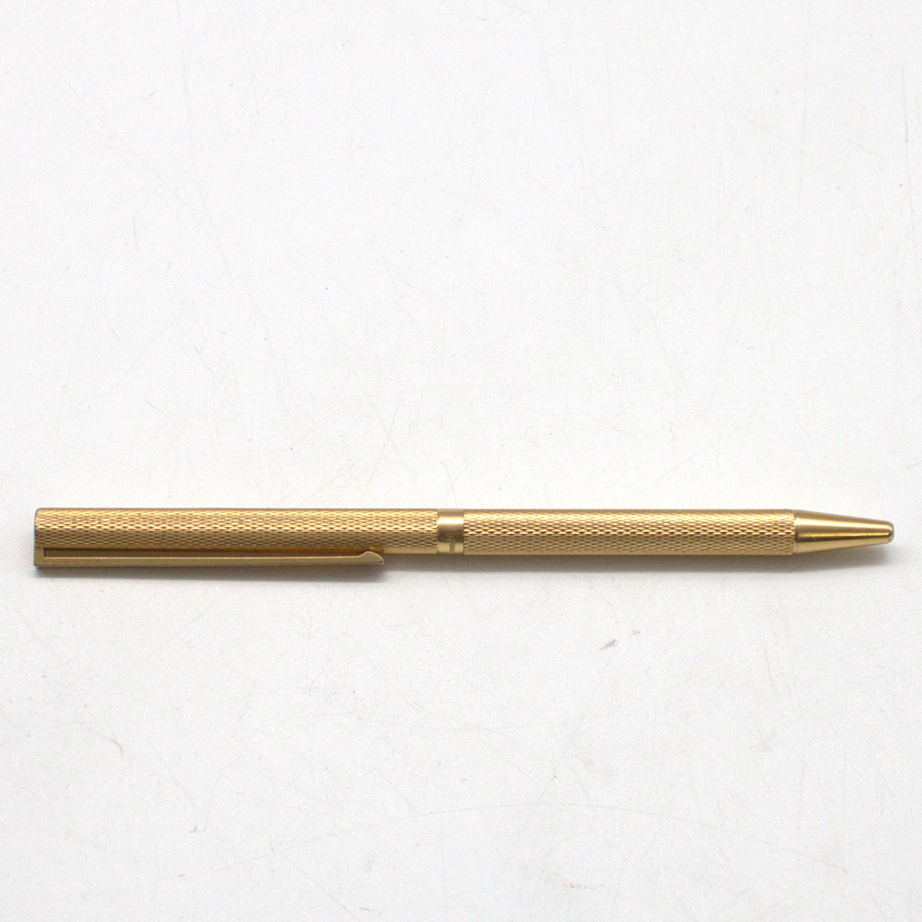 S.T. DUPONT. VERGOLDETEN S.T. DUPONT CLASSIQUE MIT GERSTENKORN-MUSTER.