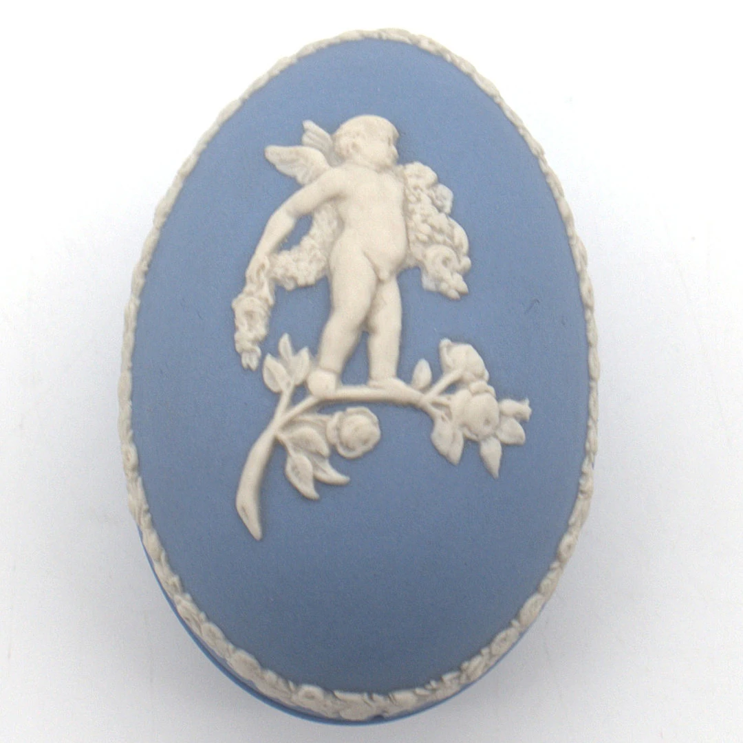WEDGWOOD. JASPERWARE BLAU SCHMUCKEI MIT RELIEFDEKOR.