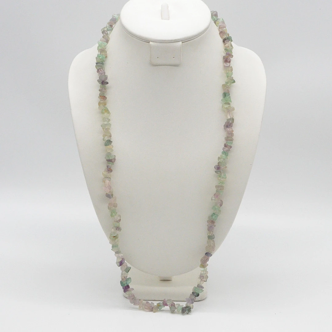 EDELSTEINCOLLIER AUS FLUORIT, VON VIOLETT BIS GRÜN, NATURBELASSENE