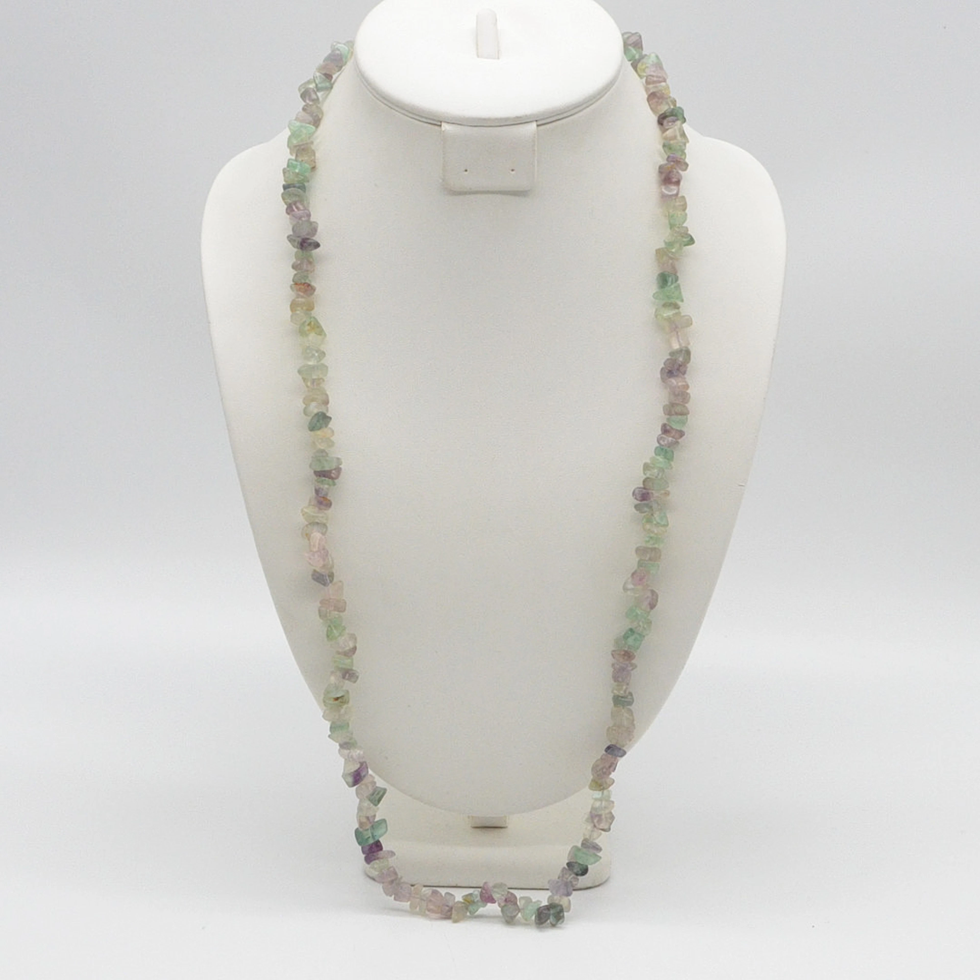 EDELSTEINCOLLIER AUS FLUORIT, VON VIOLETT BIS GRÜN, NATURBELASSENE