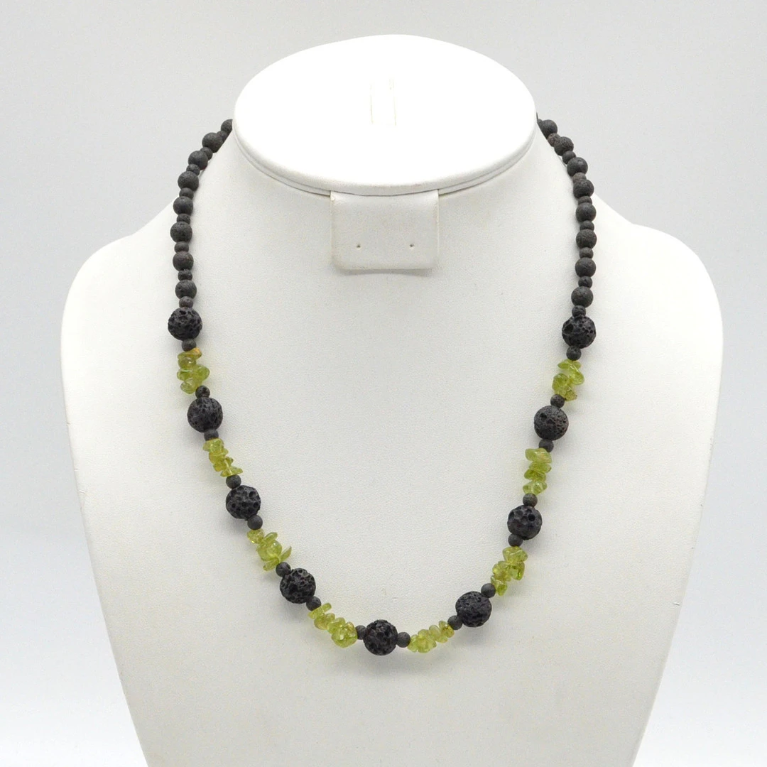 PERLENCOLLIER AUS PERIDOT UND LAVA, AM METALLFADEN MIT VERSCHLUSS