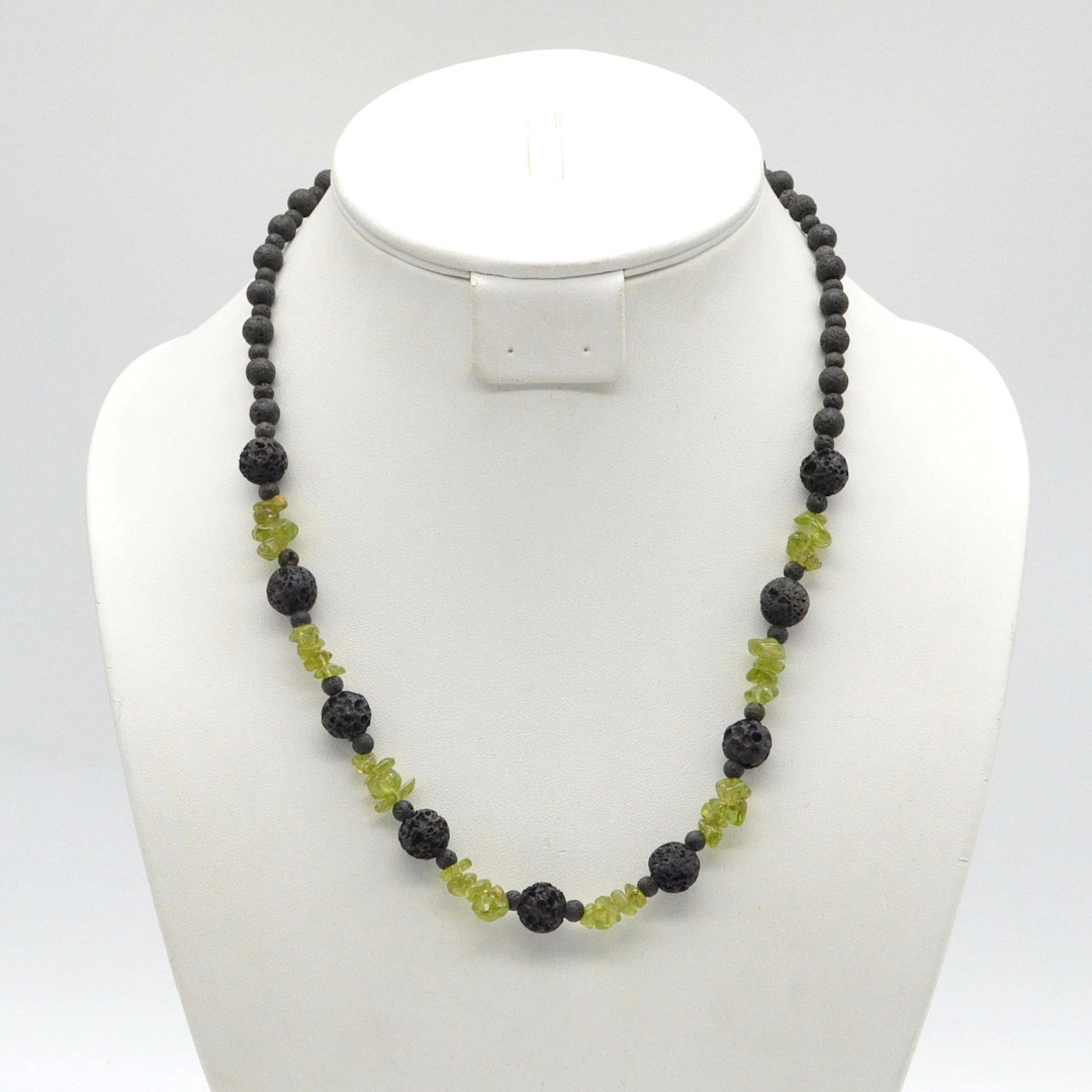 PERLENCOLLIER AUS PERIDOT UND LAVA, AM METALLFADEN MIT VERSCHLUSS