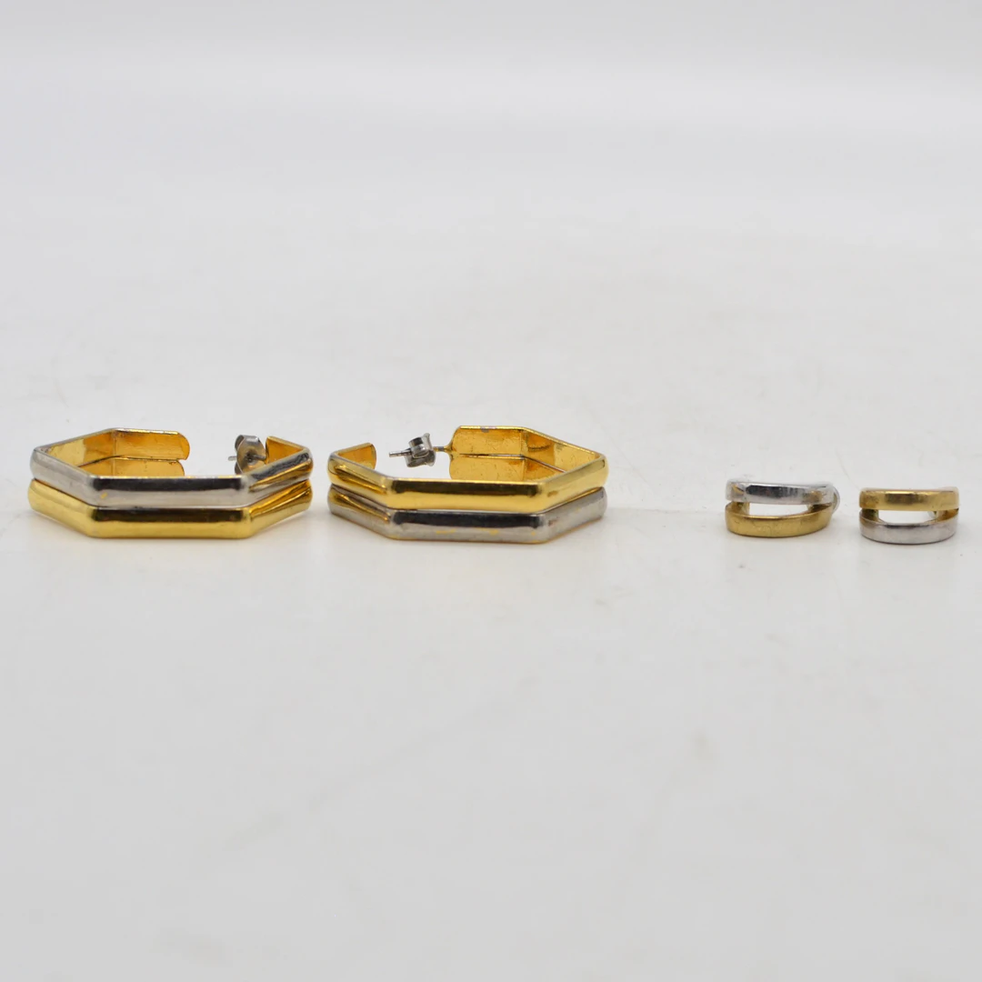 MODESCHMUCK KONVOLUT: ZWEI PAAR SILBER-GOLDENE OHRRINGE.