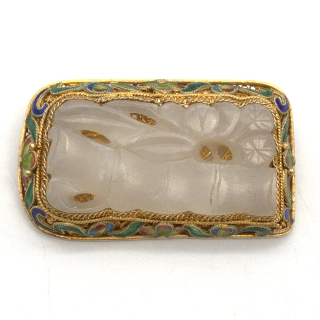 SILBER VERGOLDETE BROSCHE MIT WEISSEM GESCHNITZTEM JADE-ELEMENT UND