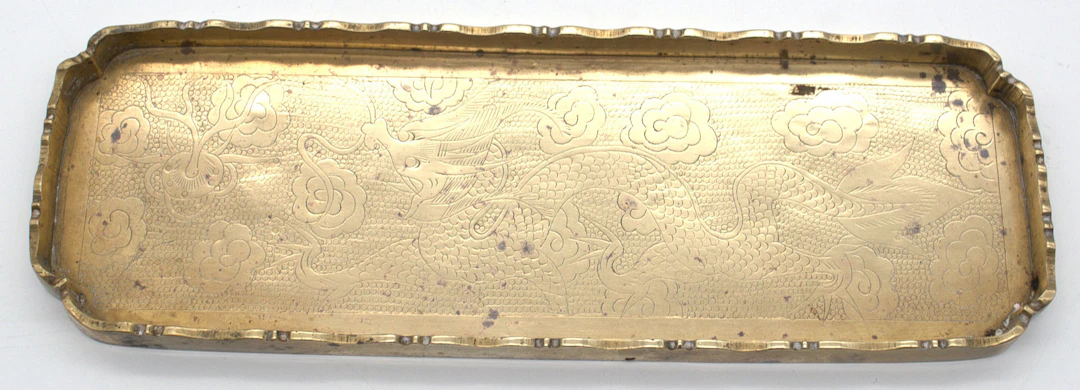 CHINESISCHES MESSING-TABLETT MIT DRACHENMOTIV, UM 1900.