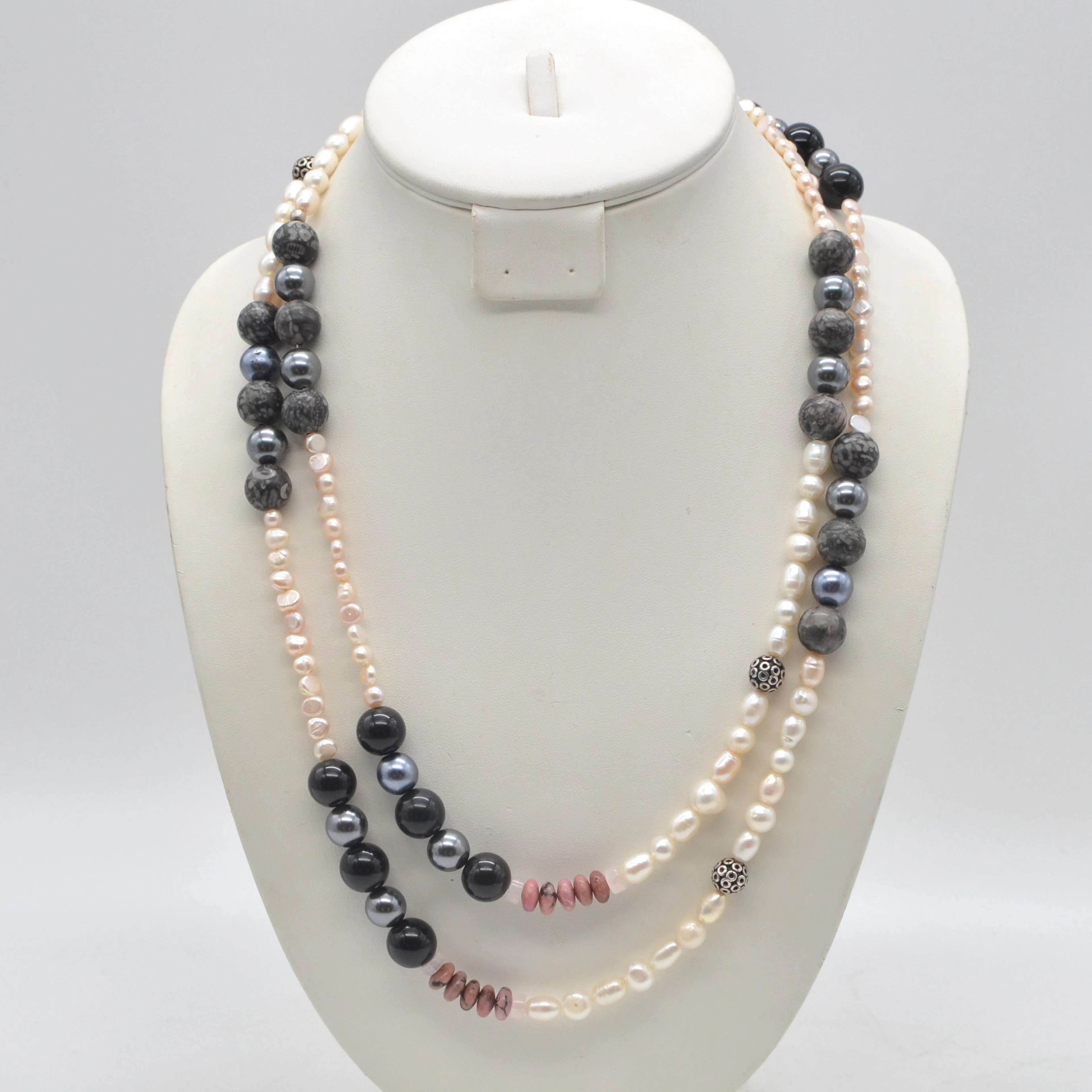PERLENMIXCOLLIER AUS ZUCHTPERLEN IN WEISS UND ROSA, STEIN, GLAS UND