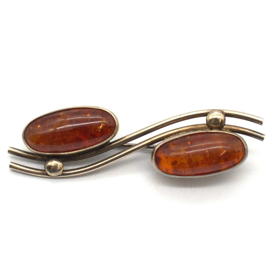 ANTIKE FISCHLAND BROSCHE, ZWEI BERNSTEIN CABOCHONS, 835 SILBER.