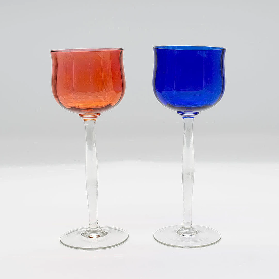 ZWEI JUGENDSTIL GLÄSER, KLARGLAS, KUPPA IN BLAU UND BORDEAUXROT ÜBERFANGEN
