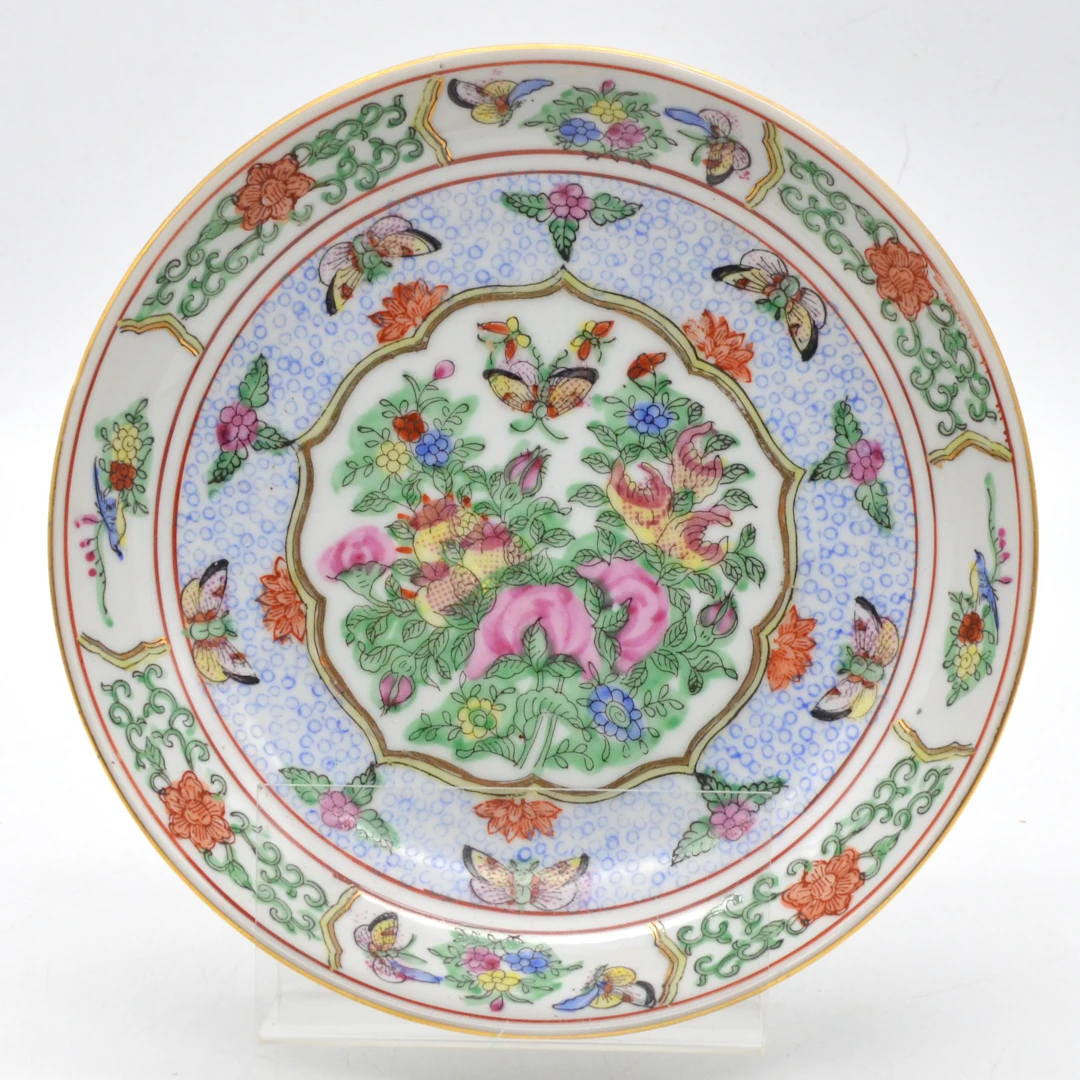 ROSE KANTON TELLER, BLUMEN UND SCHMETTERLING, CHINA, 20. JAHRHUNDERT.