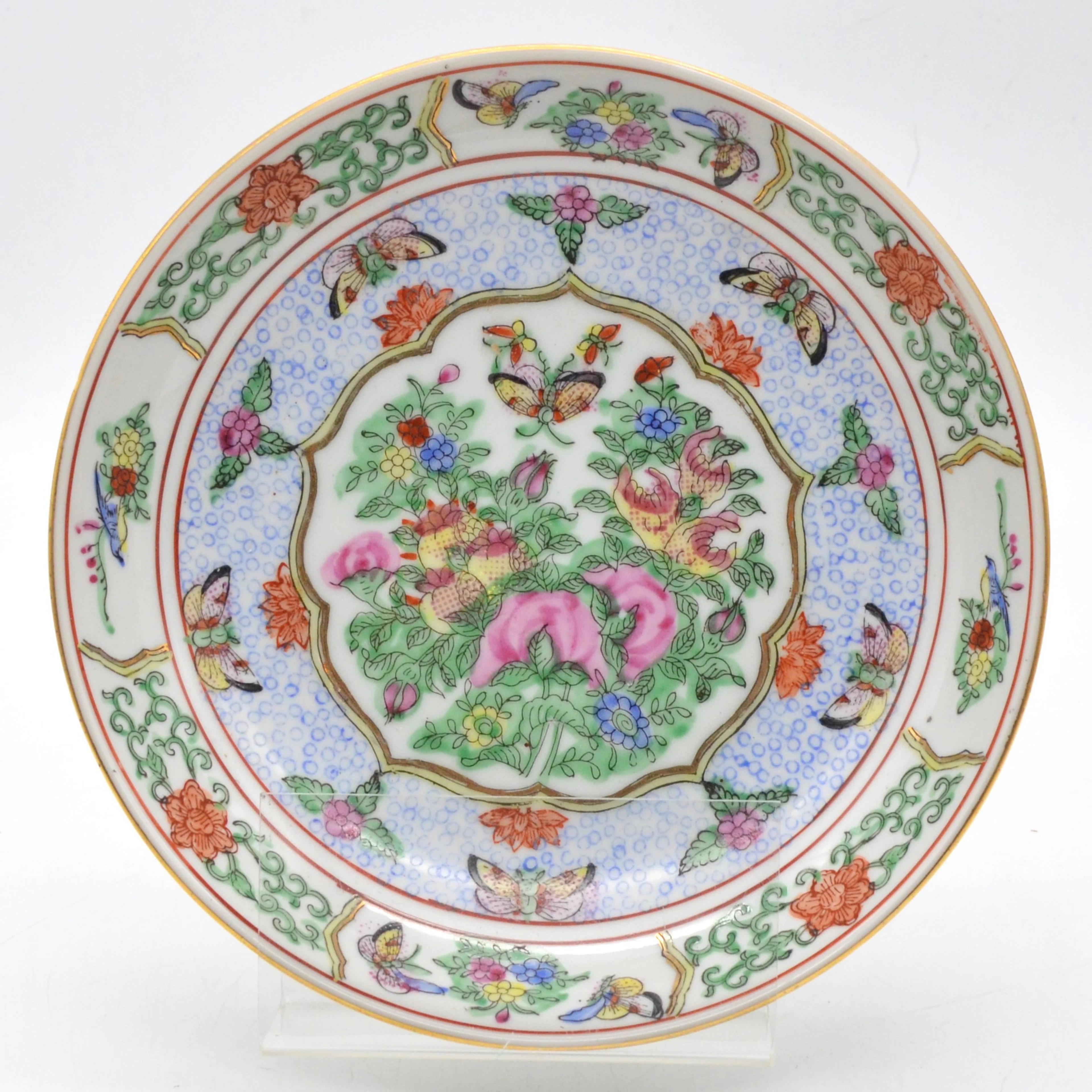 ROSE KANTON TELLER, BLUMEN UND SCHMETTERLING, CHINA, 20. JAHRHUNDERT.