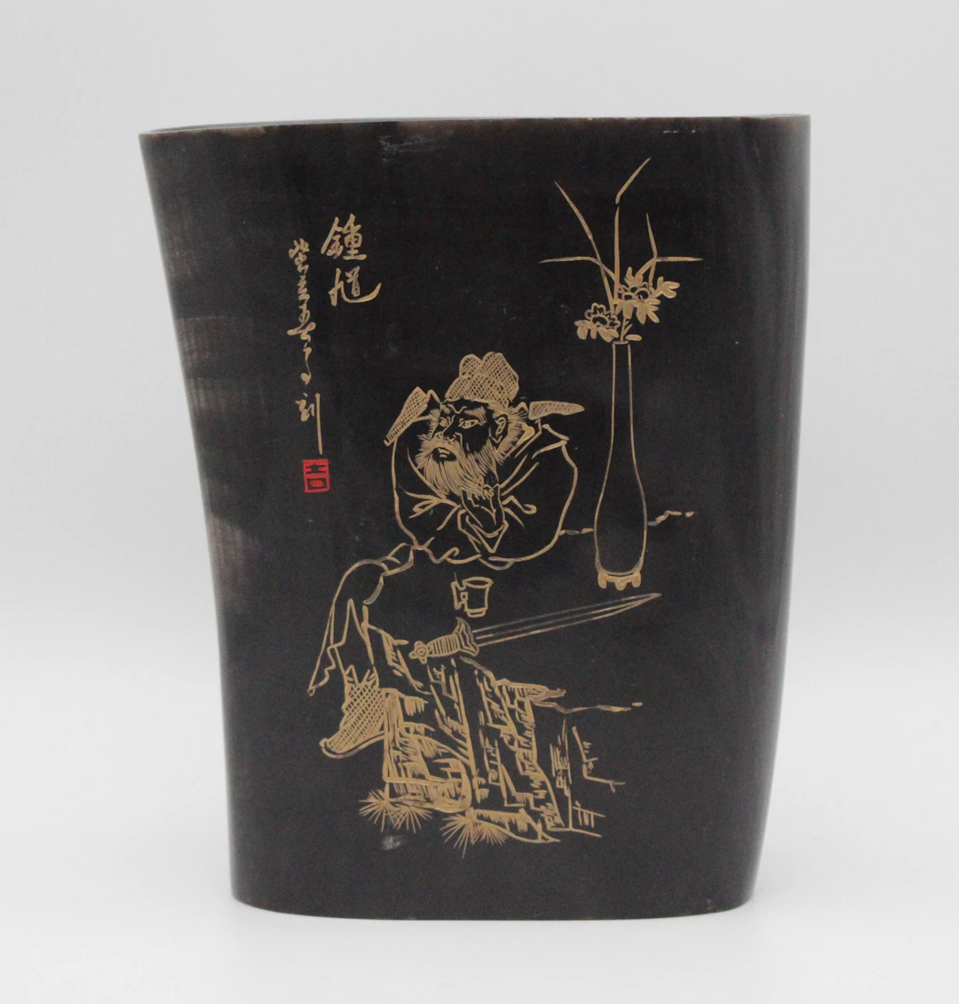LACKIERTER PINSELBECHER MIT GOLDMALEREI „ZHONG KUI“, CHINA, 1983, HÖHE 13,5 CM.