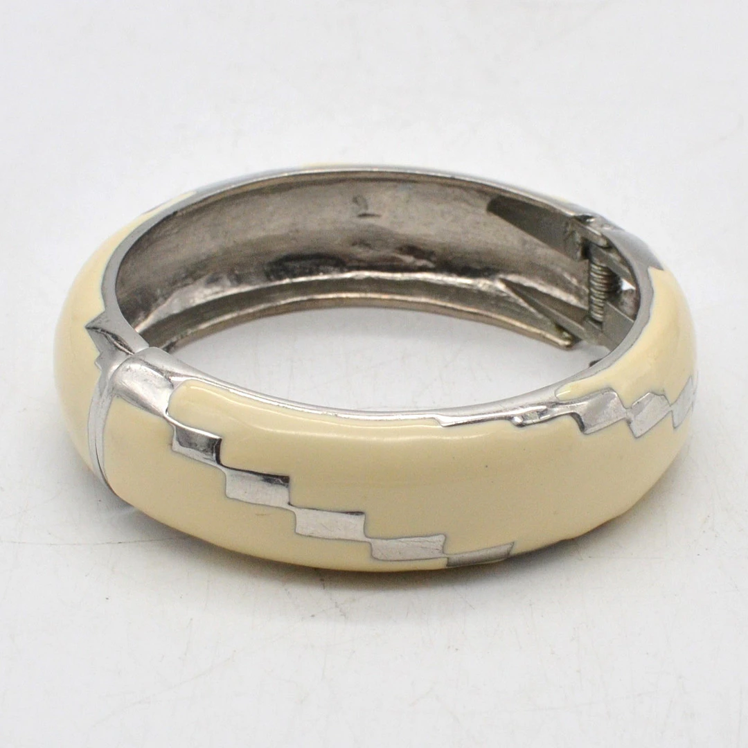 VINTAGE MODESCHMUCK ARMREIF AUS VERSILBERTEM METALL MIT EMAILLE, WEISS
