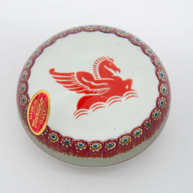 BRIEFBESCHWERER AUS MURANOGLAS (ITALIEN), MILLEFIORI-BLUMENBORDÜRE