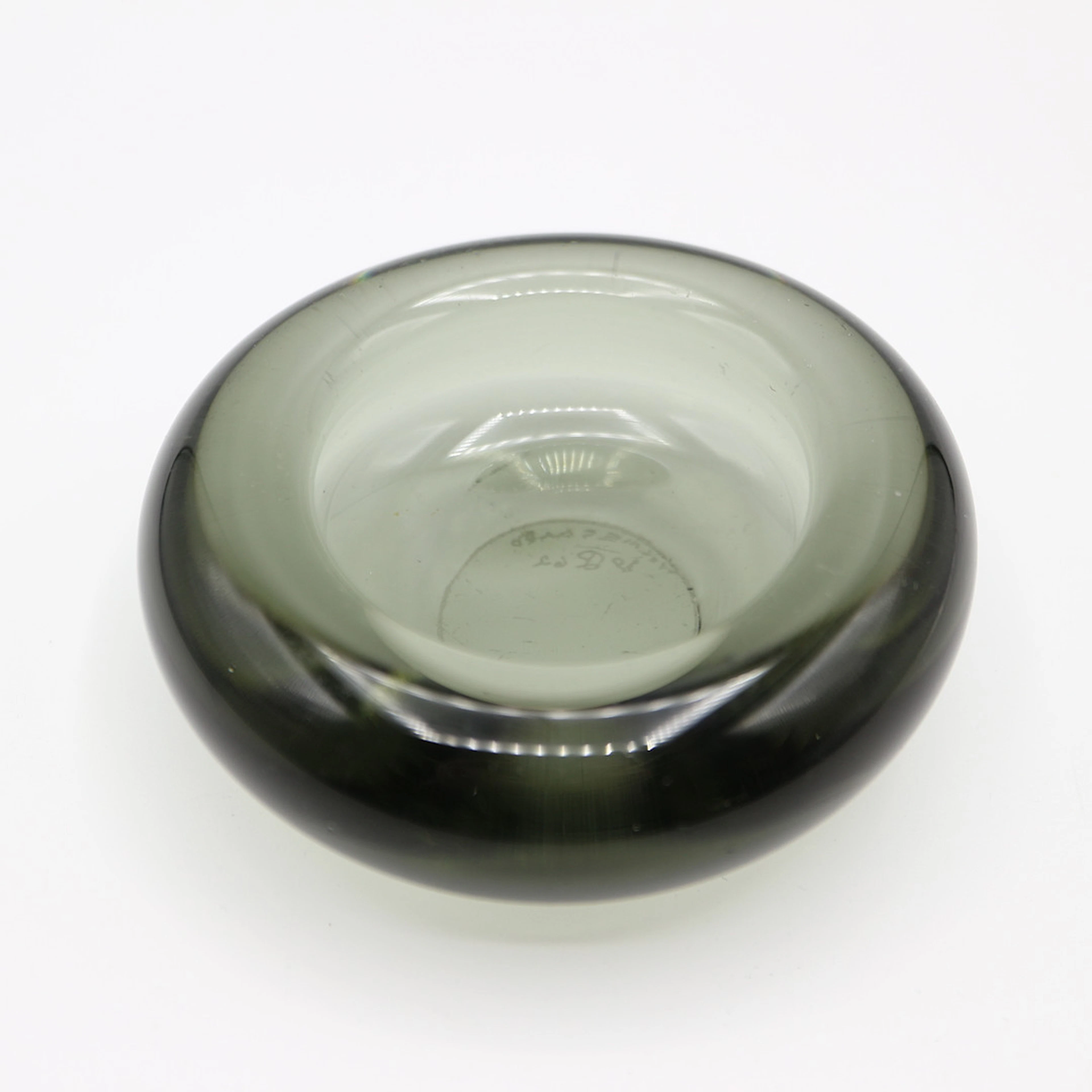 PER LÜTKEN. FÜR HOLMEGAARD, KERZENHALTER AUS RAUCHGLAS, 1962, MONOGRAMMIERT.