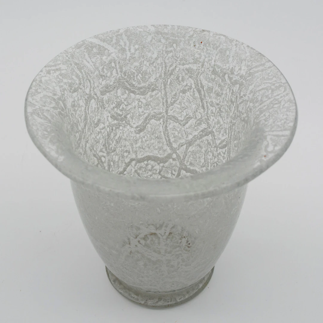 EDUARD PROCHASKA. KELCHFÖRMIGE VASE AUS TRANSPARENTEM SCHAUMGLAS