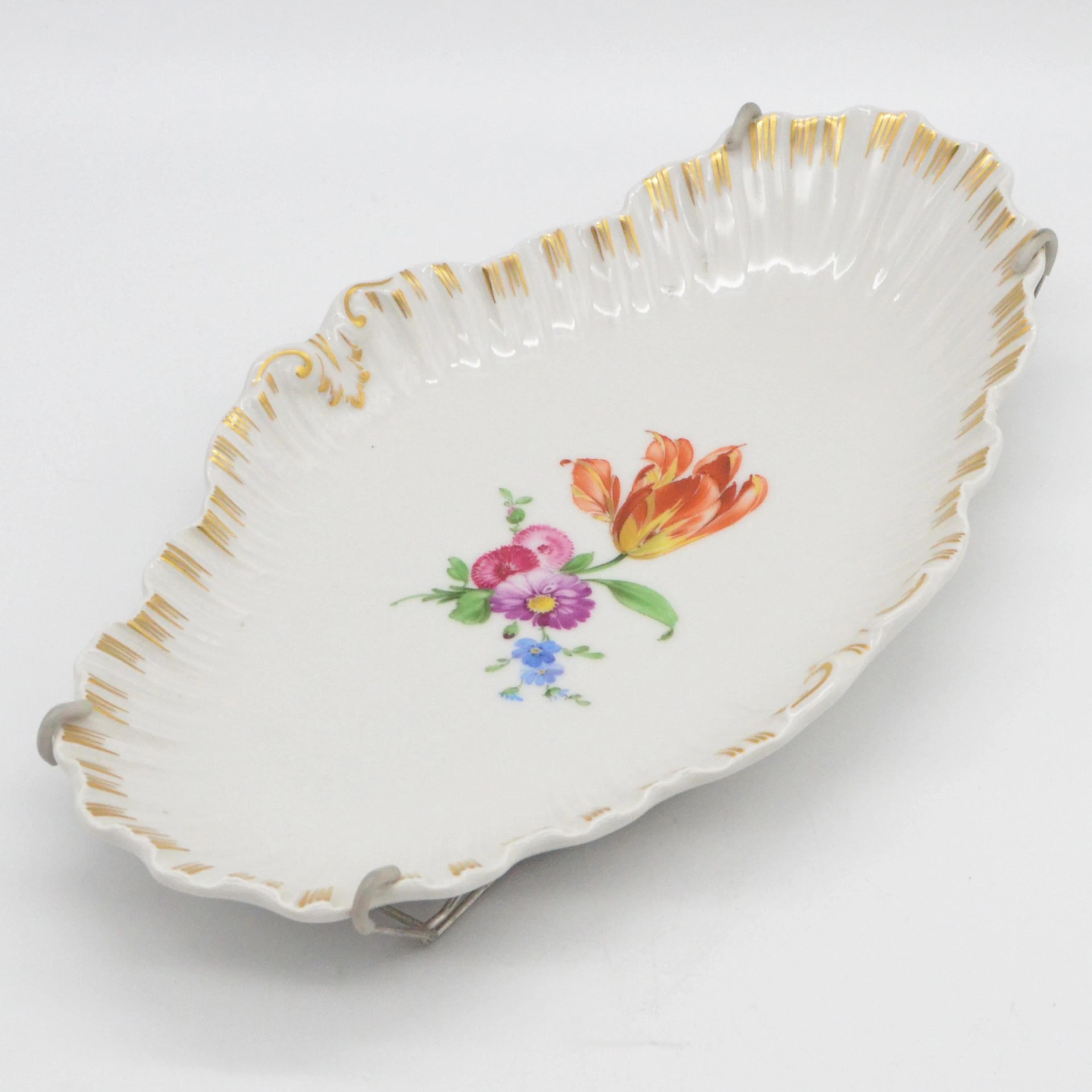 KPM BERLIN, ZIERTELLER AUS PORZELLAN, BLUMENDEKOR UND GOLDMALEREI