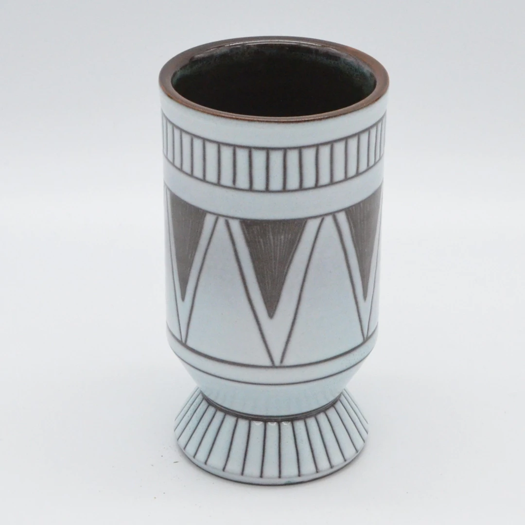 DESIGNER FUSSBECHER, GEOMETRISCHE MUSTER, STEINGUT, GLASIERT, SCHWEIZ