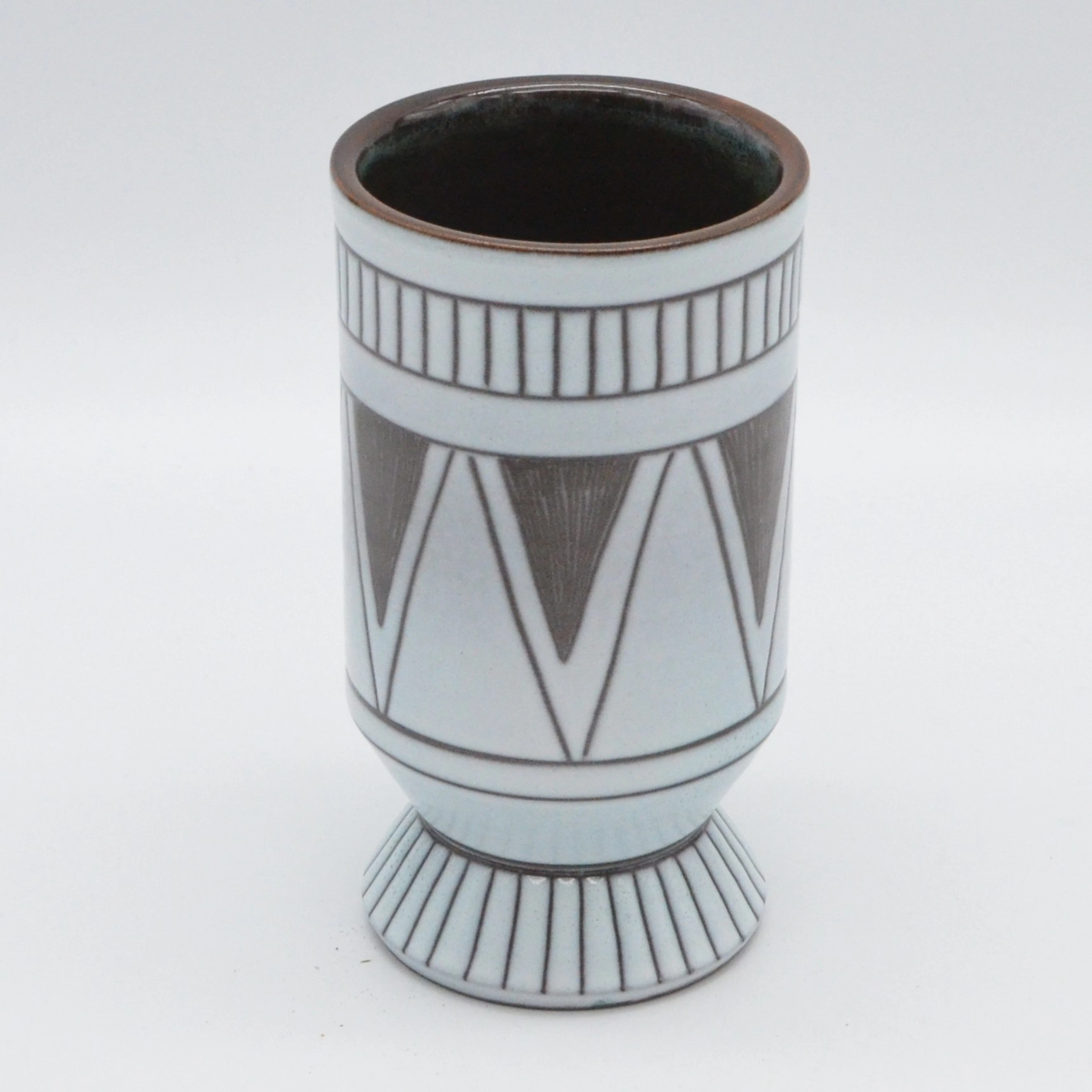 DESIGNER FUSSBECHER, GEOMETRISCHE MUSTER, STEINGUT, GLASIERT, SCHWEIZ