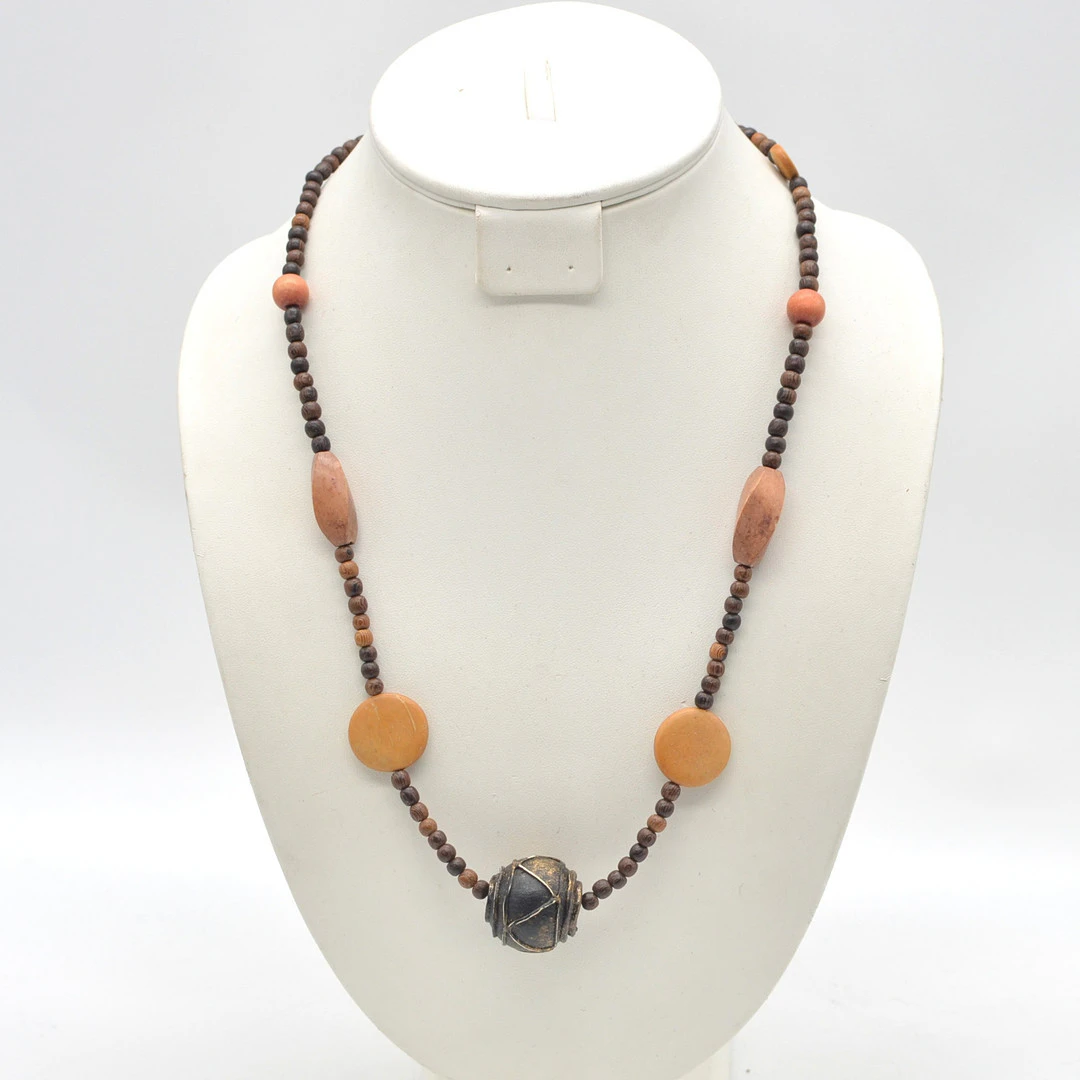 COLLIER, HOLZ, HANDGEMACHTE PERLEN, SCHRAUBVERSCHLUSS, 20. JAHRHUNDERT.