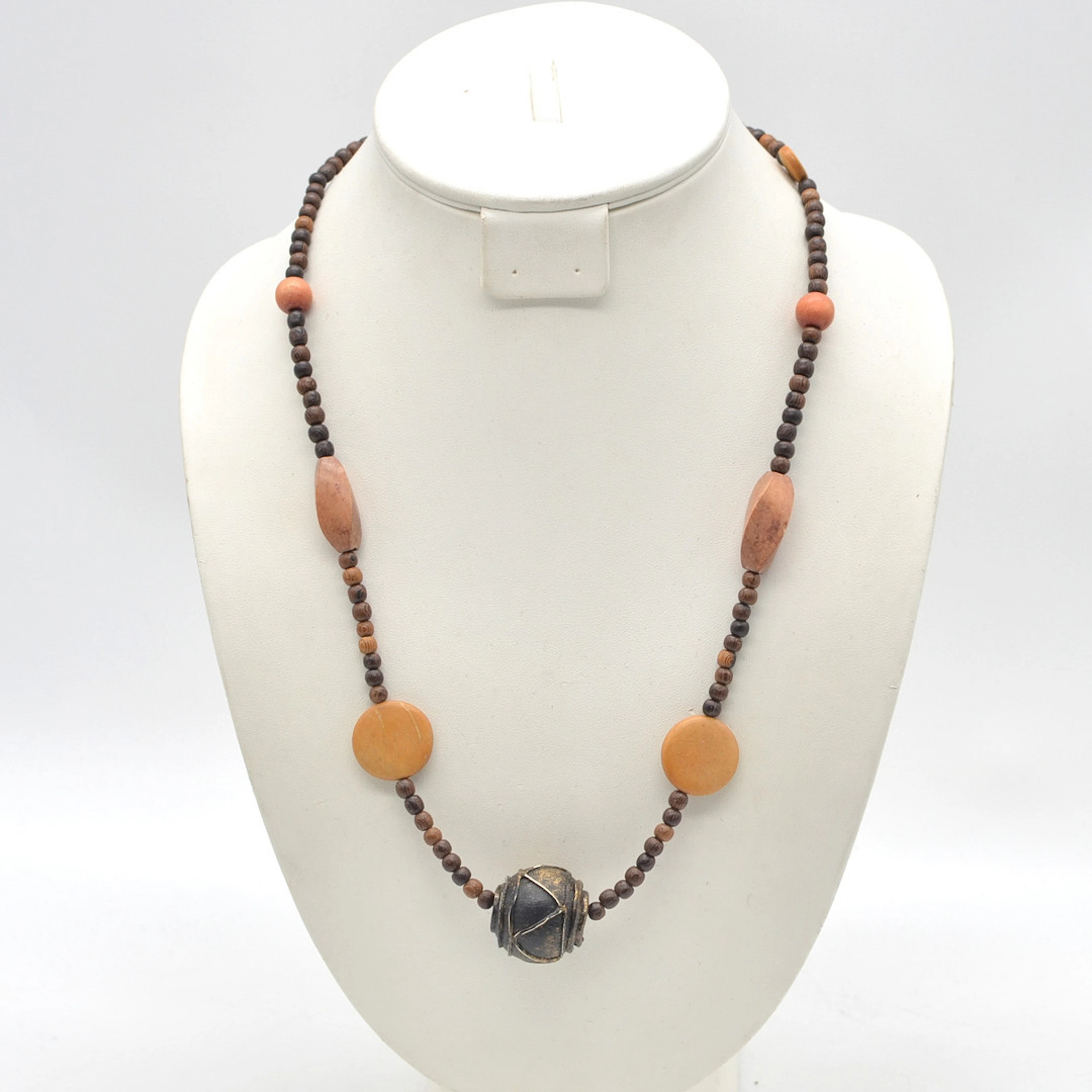 COLLIER, HOLZ, HANDGEMACHTE PERLEN, SCHRAUBVERSCHLUSS, 20. JAHRHUNDERT.