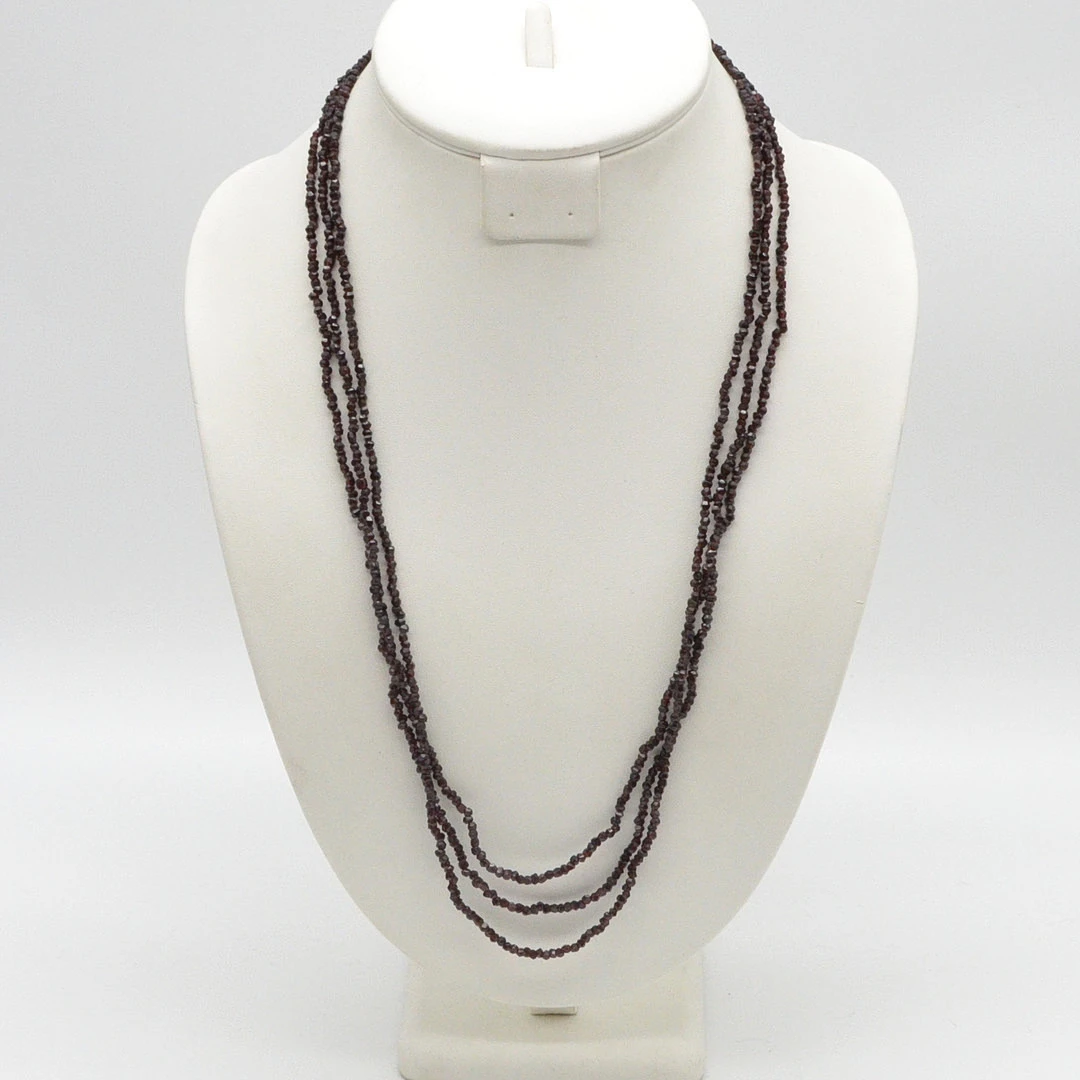 BÖHMISCHES COLLIER AUS GRANATSTEINEN, FACETTIERT UND POLIERT, 8 KARAT