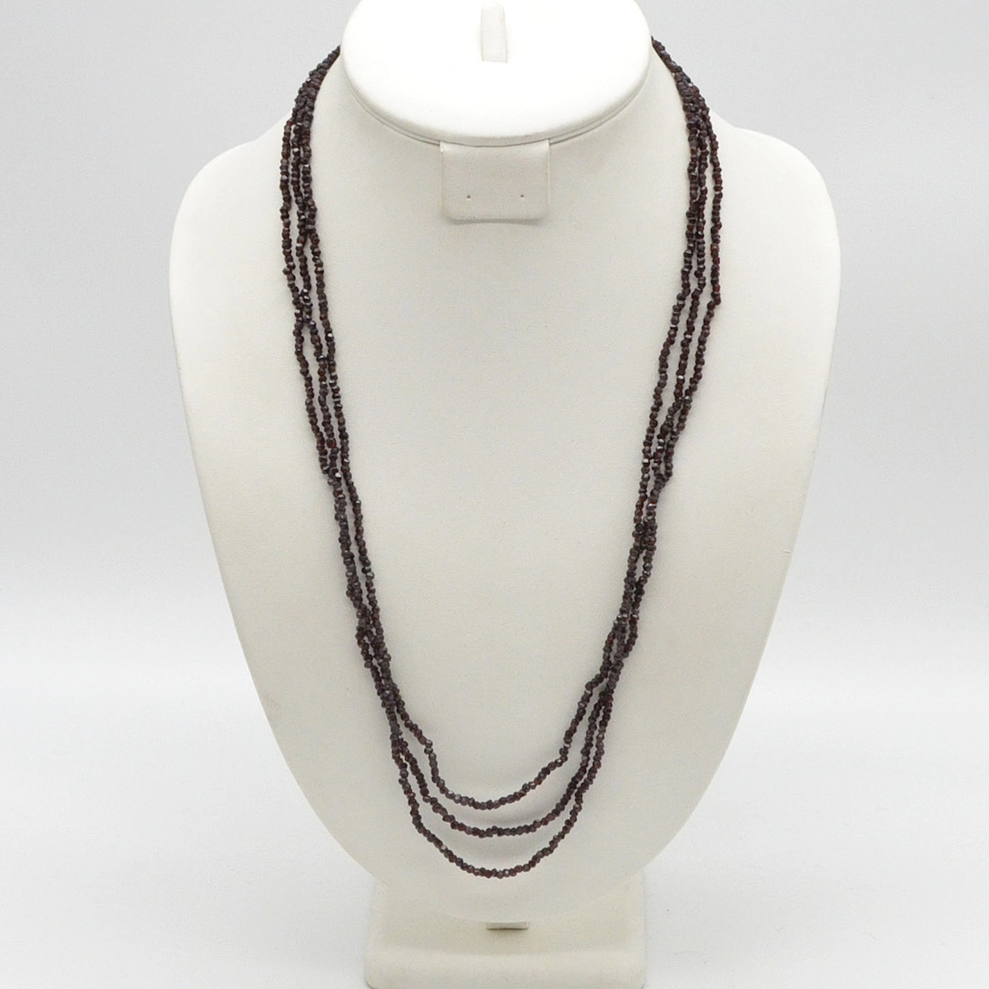 BÖHMISCHES COLLIER AUS GRANATSTEINEN, FACETTIERT UND POLIERT, 8 KARAT