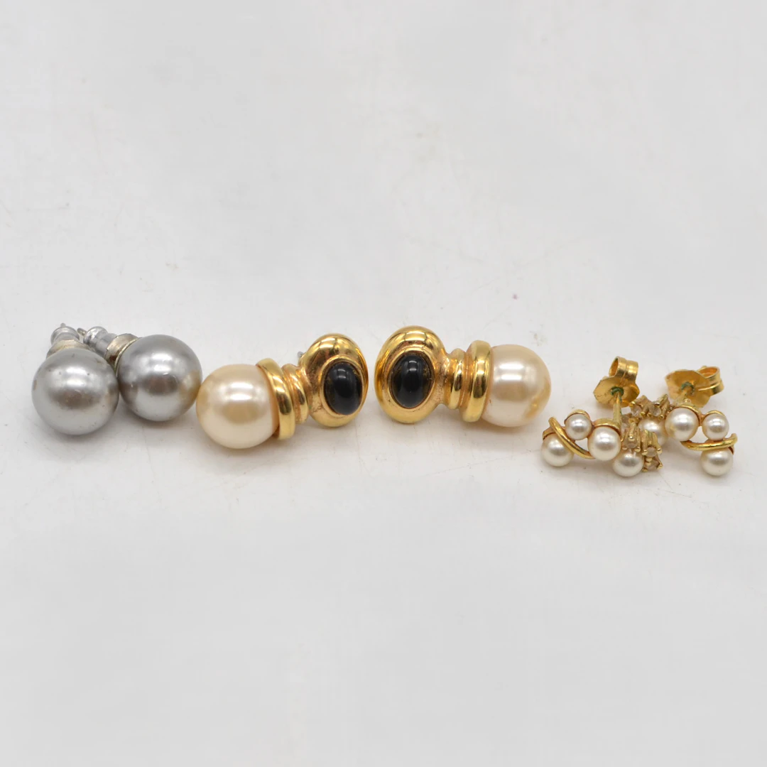 VINTAGE MODESCHMUCK KONVOLUT: DREI PAAR PERLENOHRRINGE.