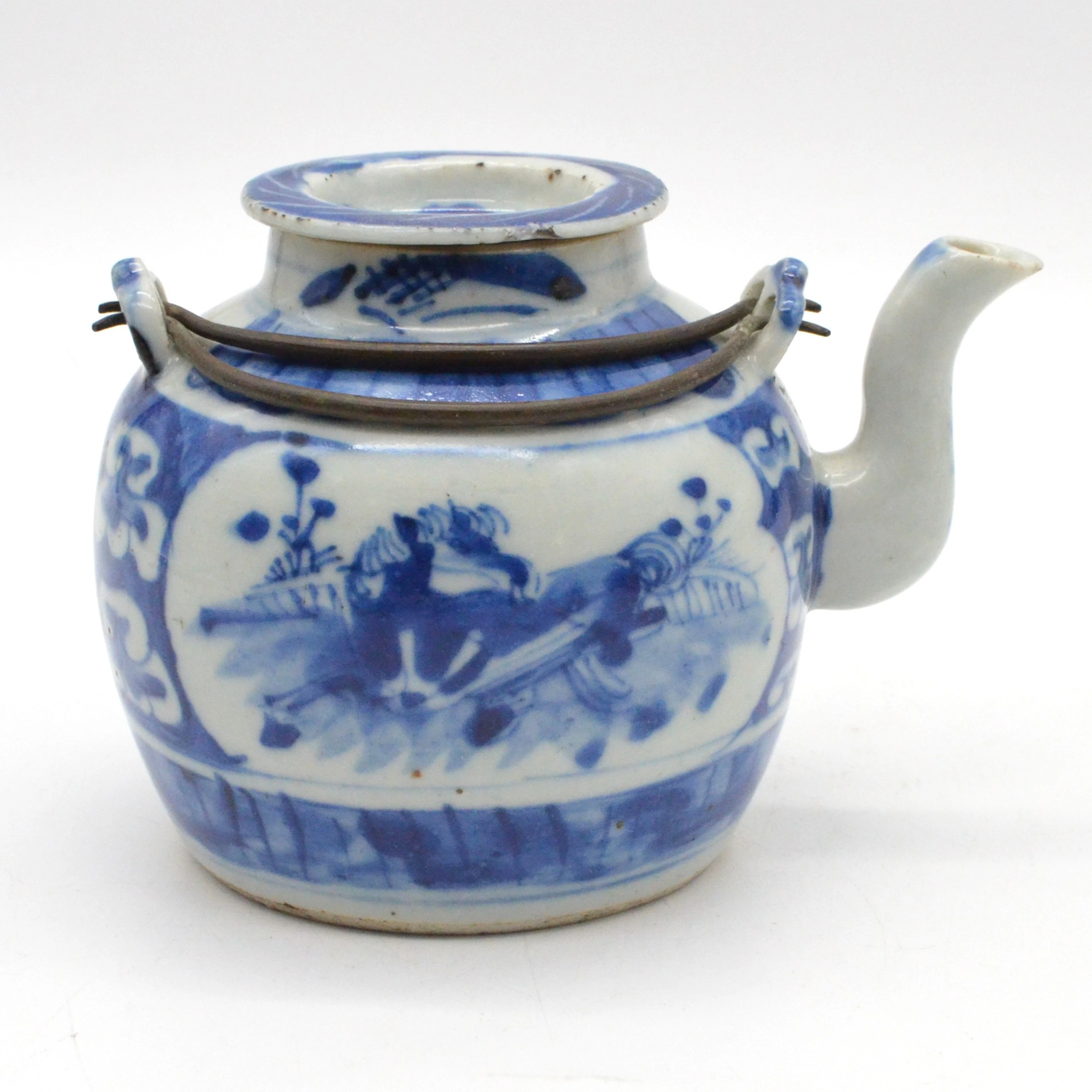 ANTIKE CHINESISCHE TEEKANNE, PORZELLAN, METALLHENKEL, PFERD-MOTIV